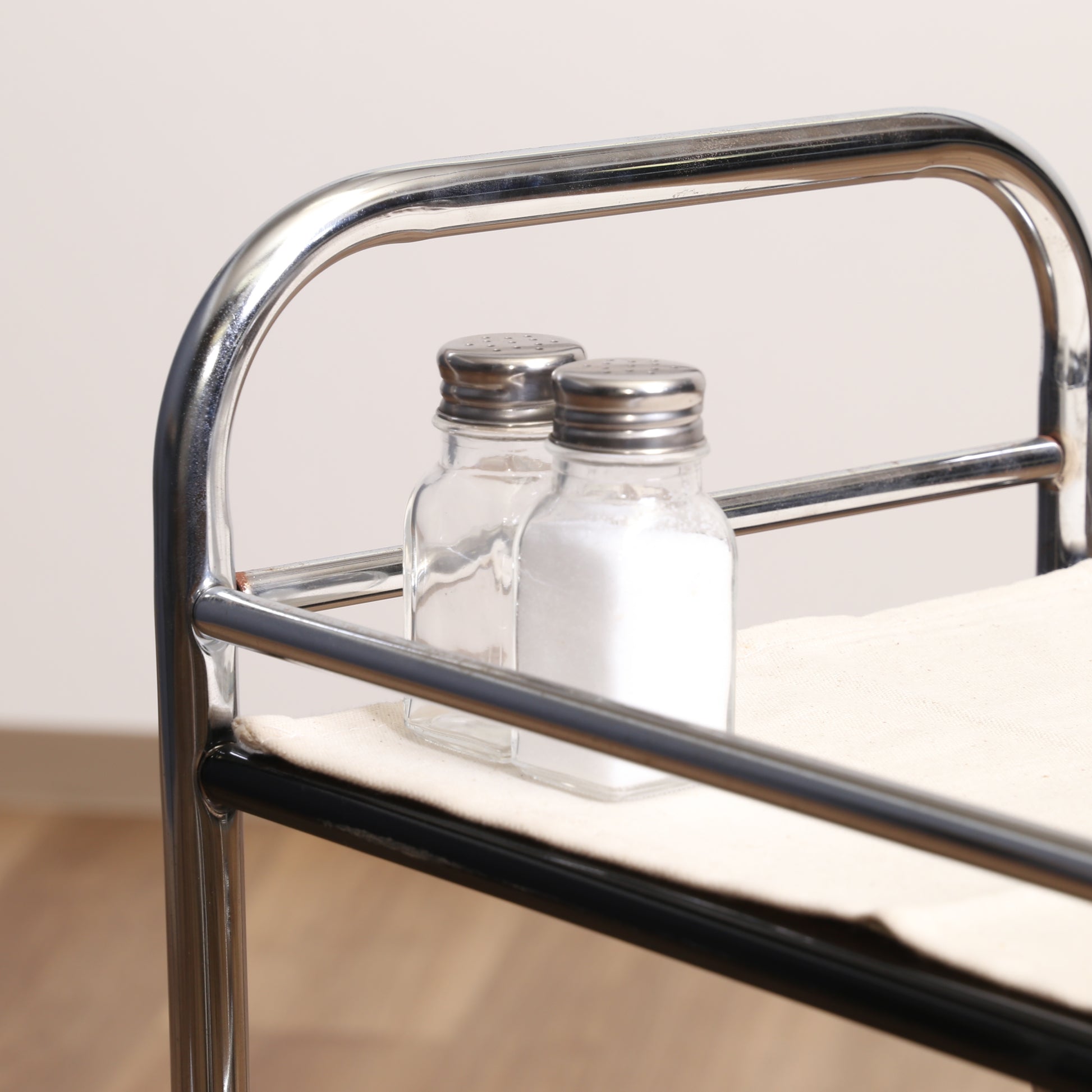 収納板がブラックのスチールワゴンに調味料が置かれてある様子