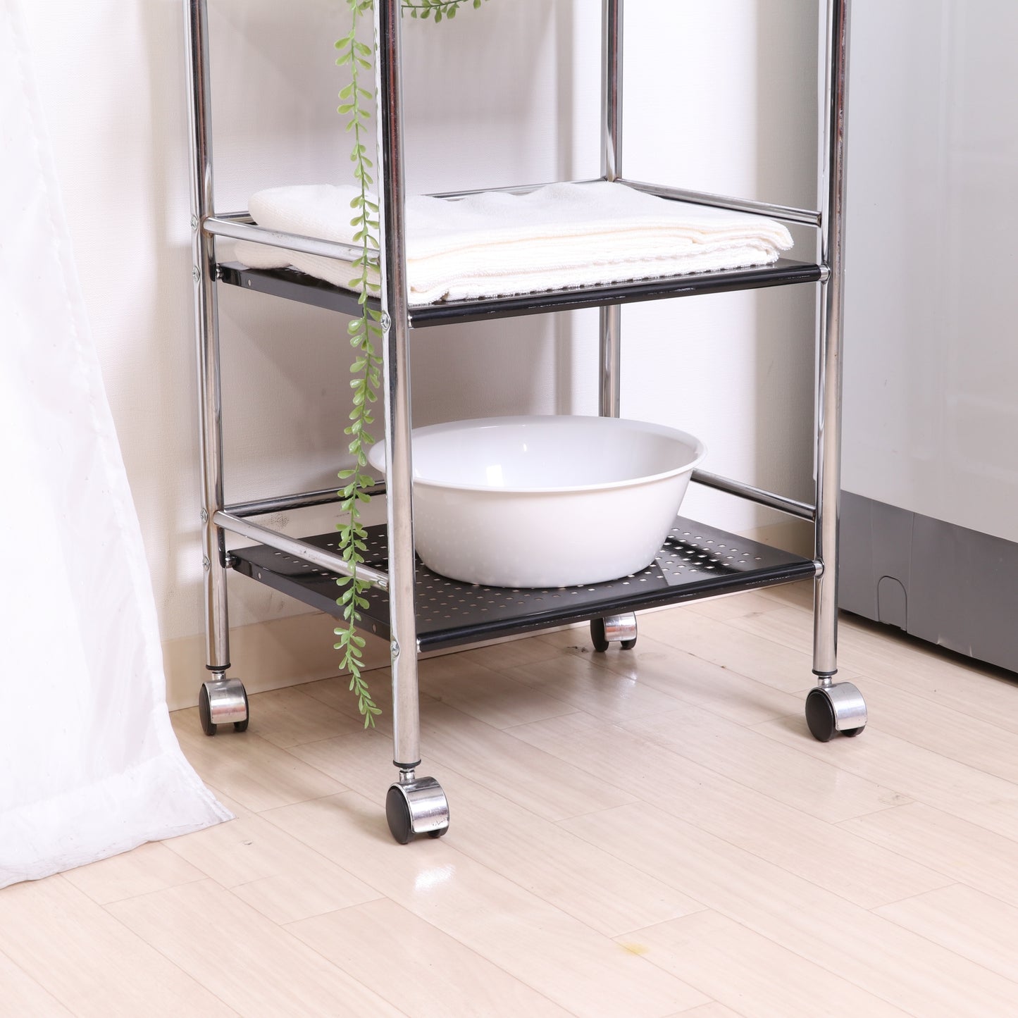 収納板がブラックのスチールワゴンが洗面所に置かれてある様子