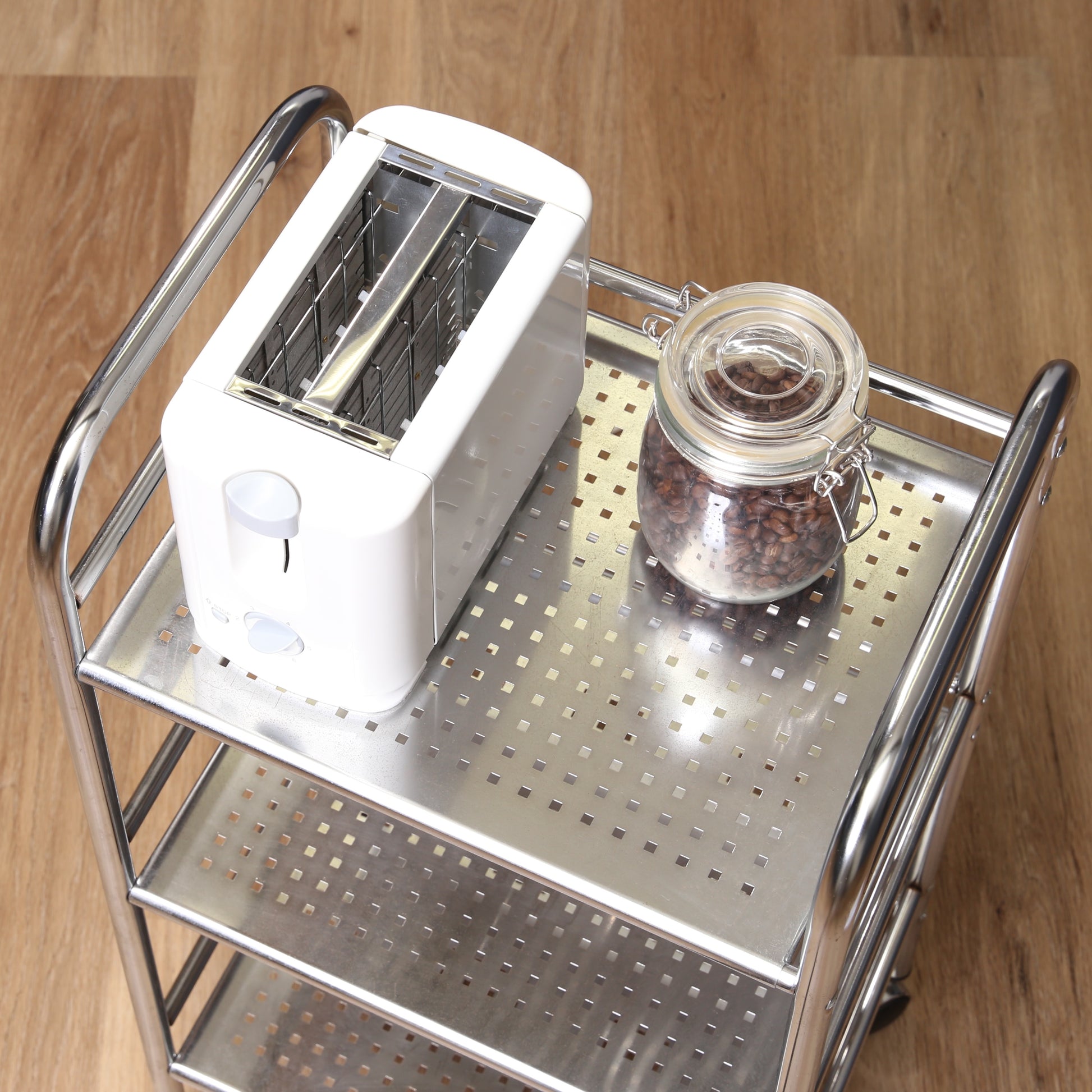 収納板がクリアのスチールワゴンにトースターとコーヒー豆が置いてある様子