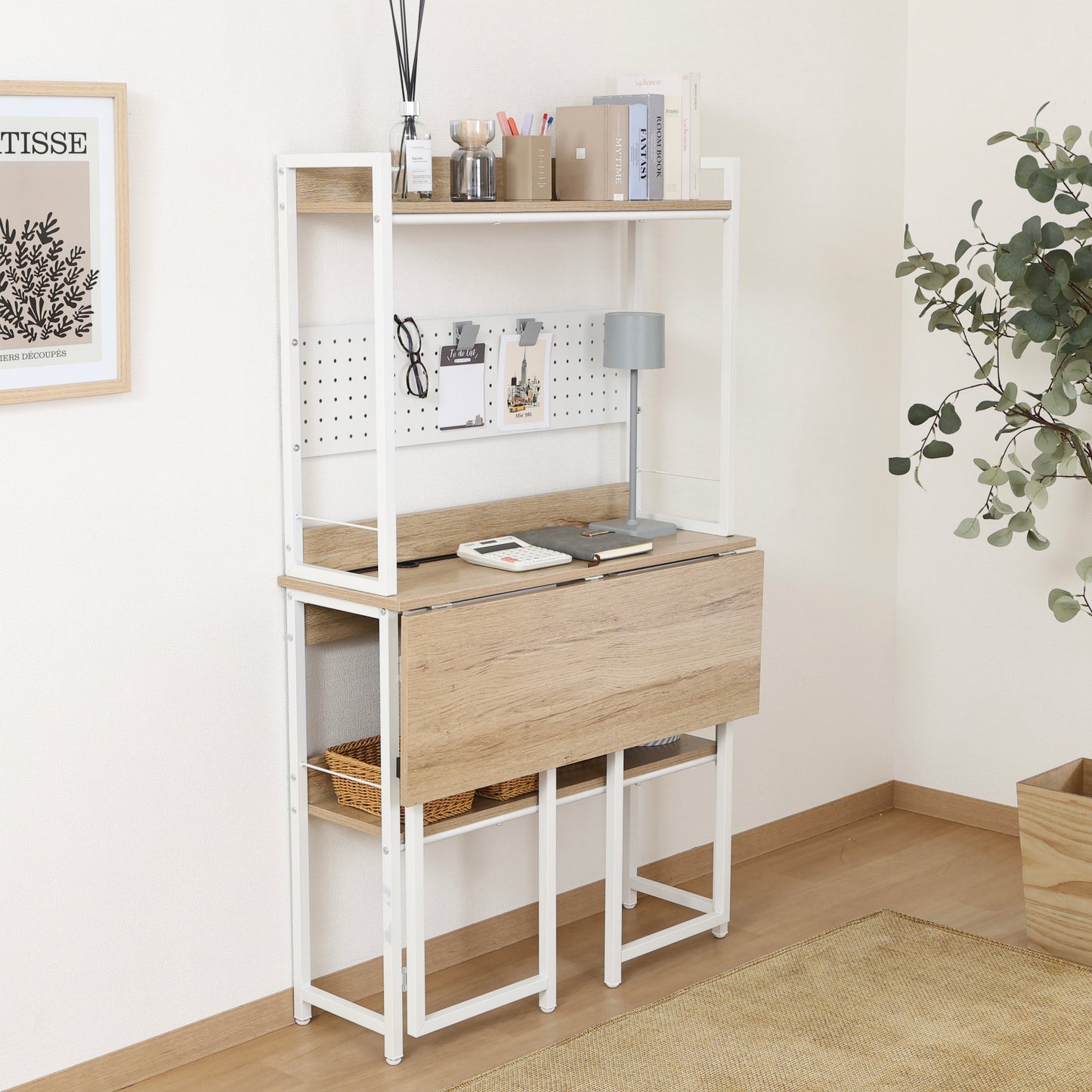 天板が折りたためる収納棚が付いたデスクの天板が折り畳まれている様子