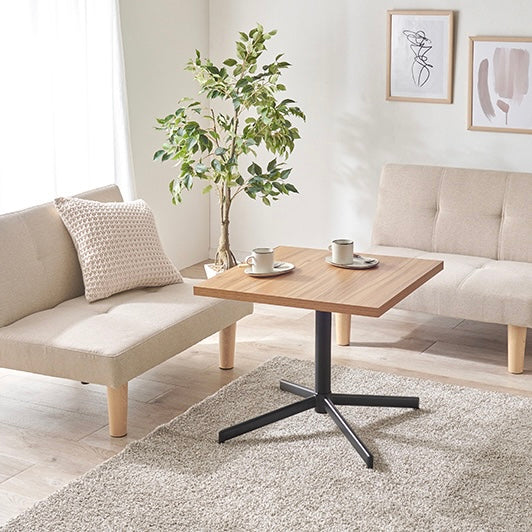 4wayで使えるリクライニング式のソファベッドがリビングに置かれている様子