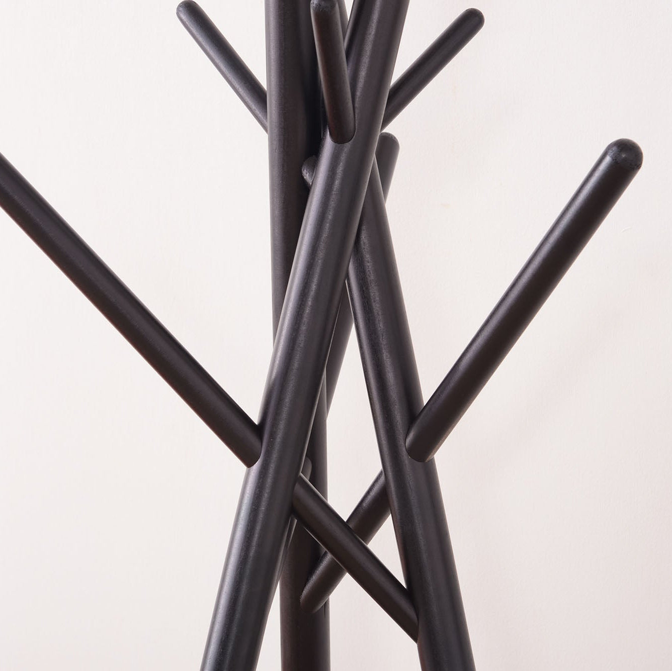 木の枝が交差したようなデザインのハンガーラック