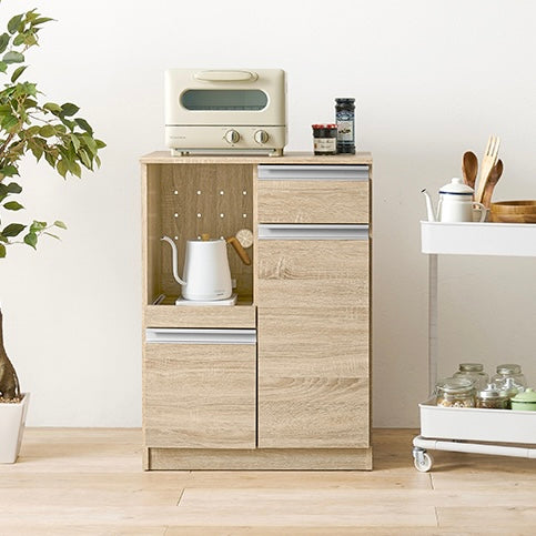 ナチュラルカラーのキッチンボードにトースターとケトルが置かれている様子