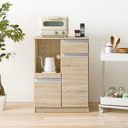 ナチュラルカラーのキッチンボードにトースターとケトルが置かれている様子