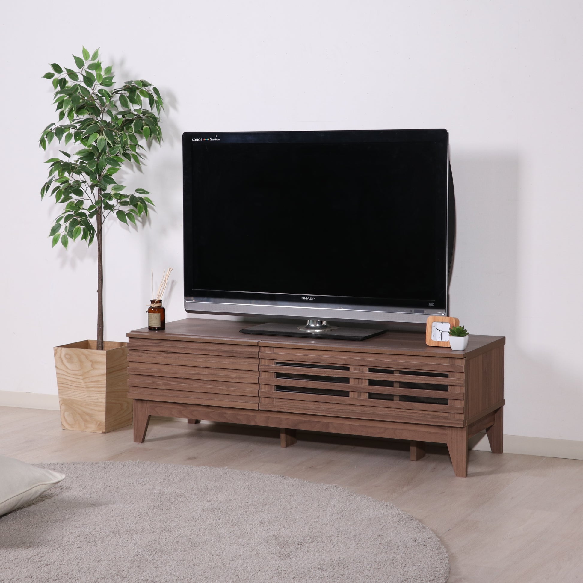 格子デザインのウォルナットのテレビボード