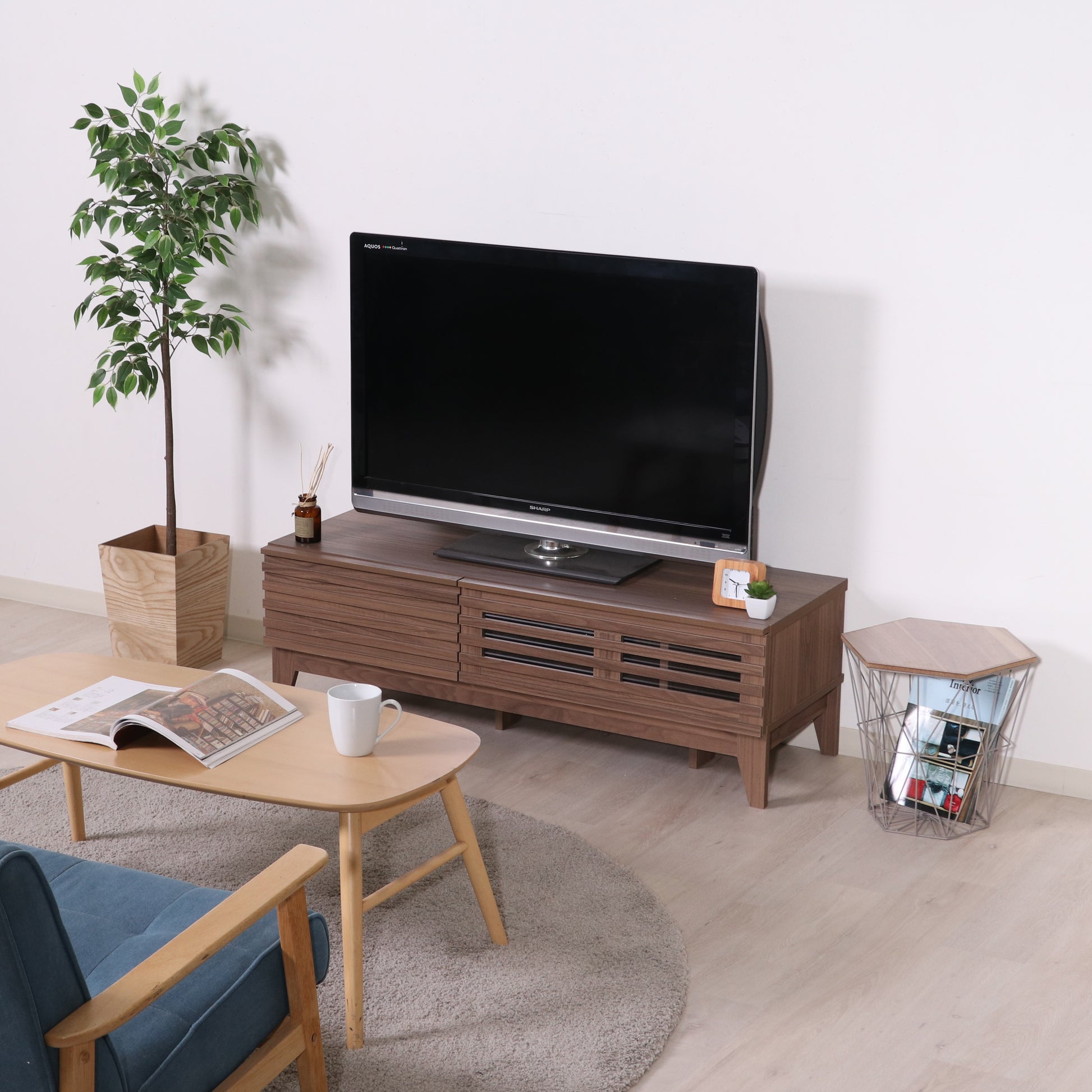 格子デザインのウォルナットのテレビボードを部屋に置いている様子
