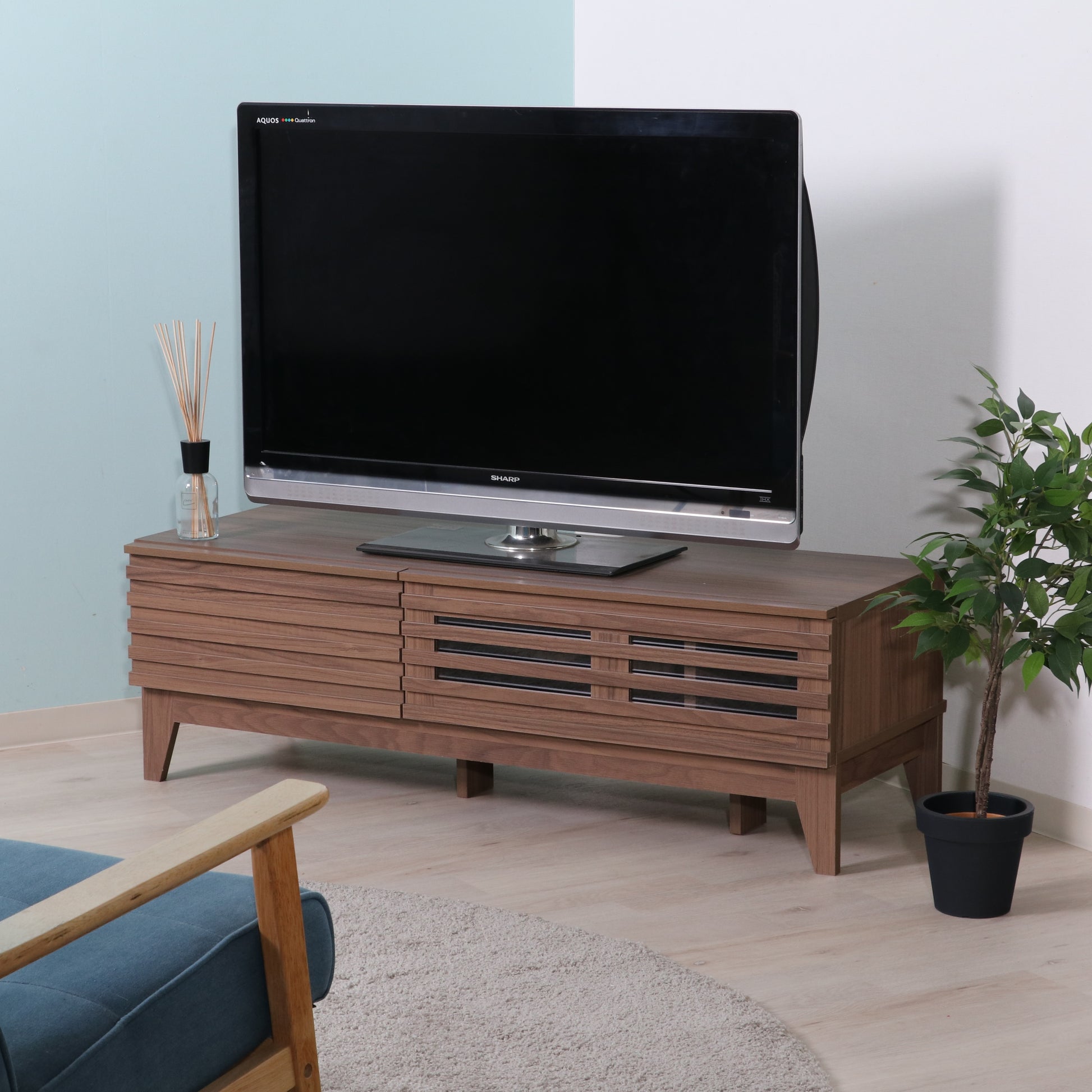格子デザインのウォルナットのテレビボード
