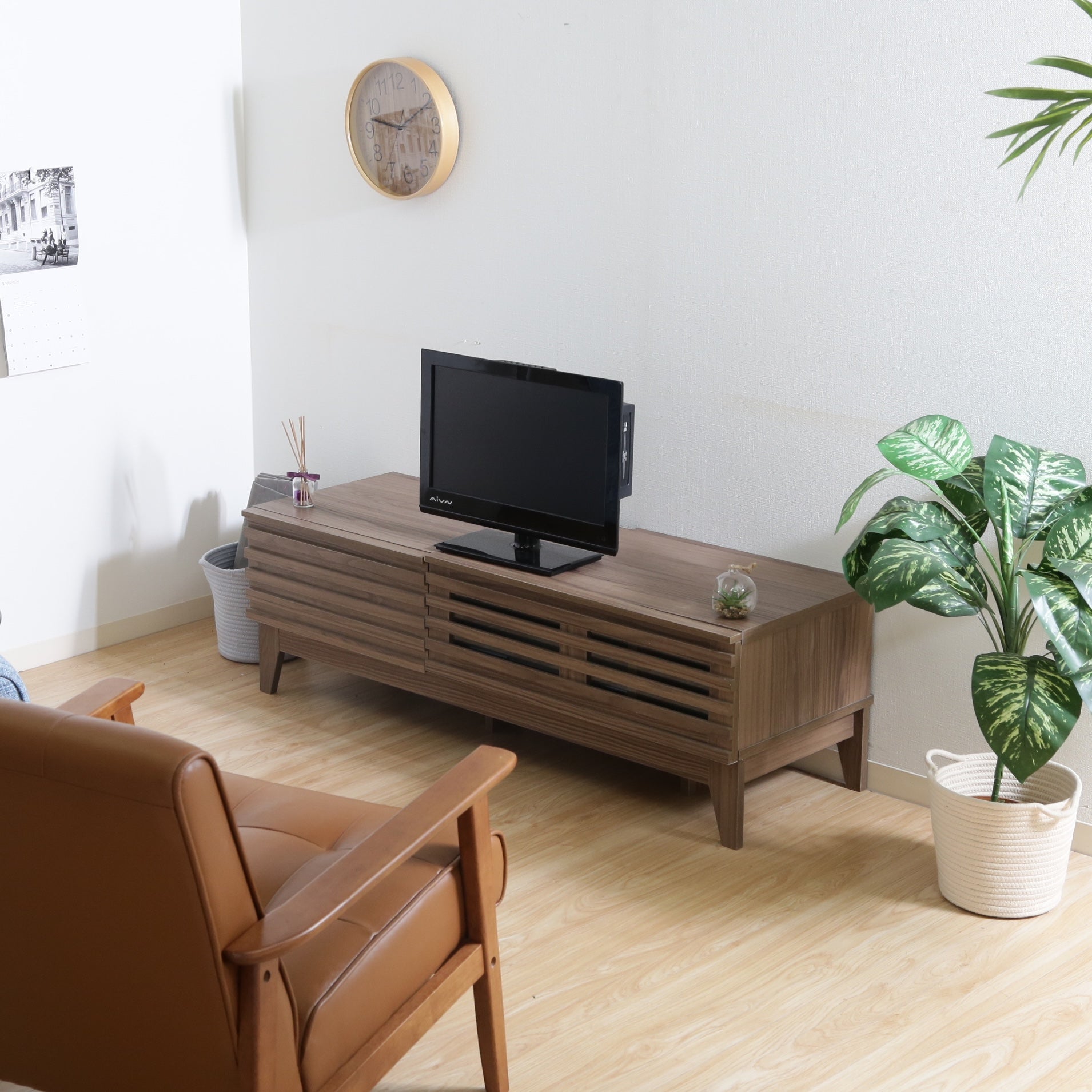 格子デザインの前開き収納付きのウォルナットのテレビボード
