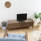 格子デザインのナチュラルウッドのテレビボードを部屋に置いている様子
