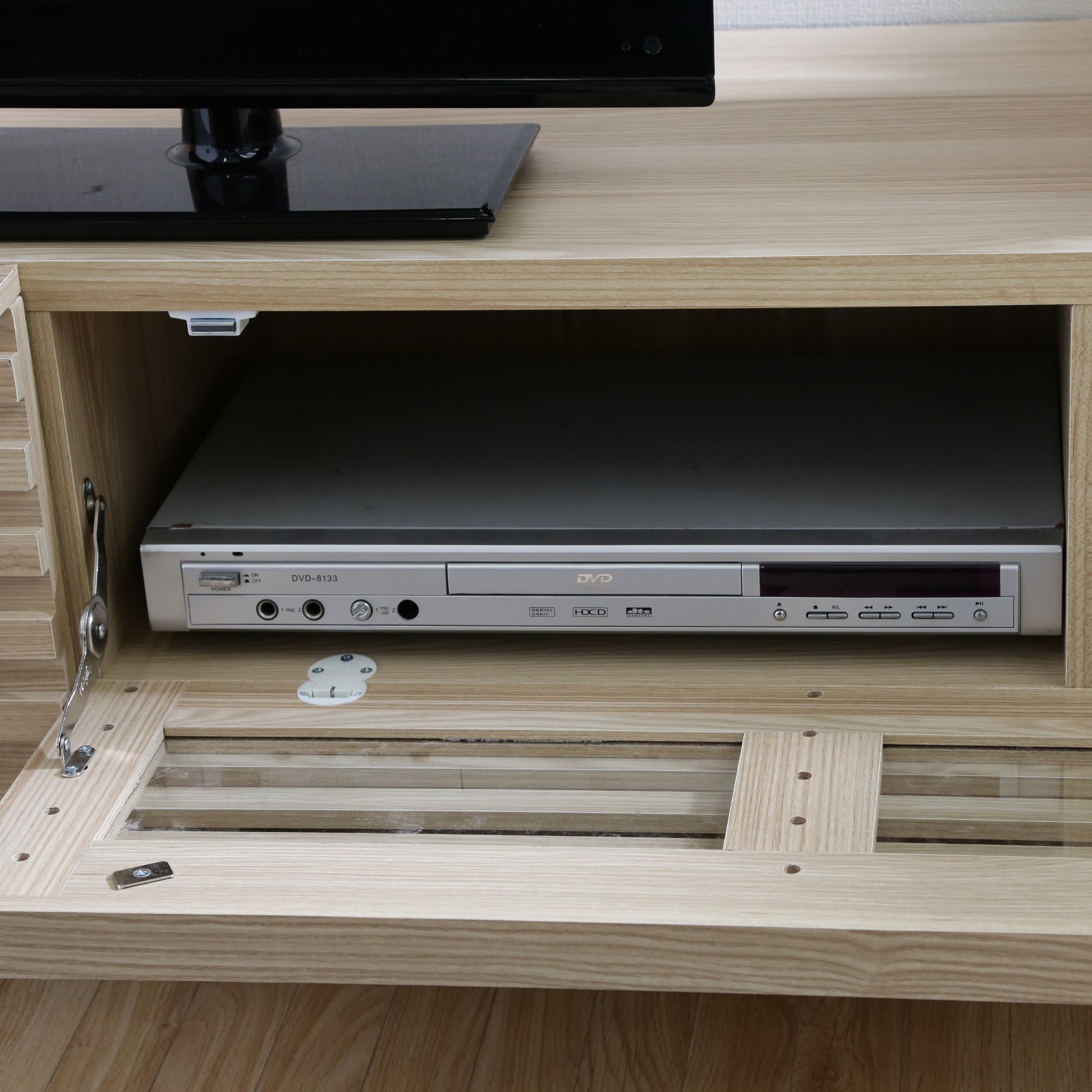 ナチュラルウッドのテレビボードの前開き収納にDVDプレイヤーが入ってある