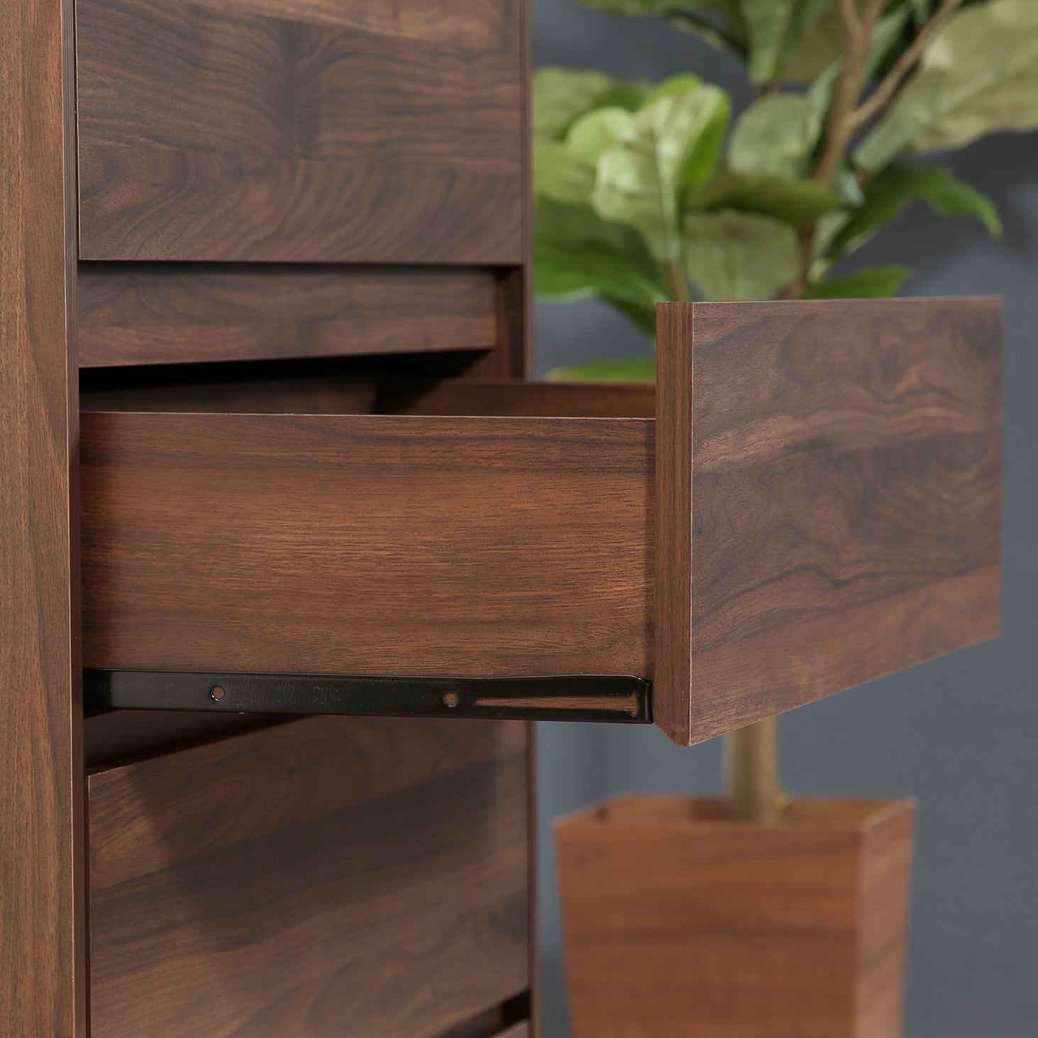 4段チェストウォルナットの引き出し部分を写している様子