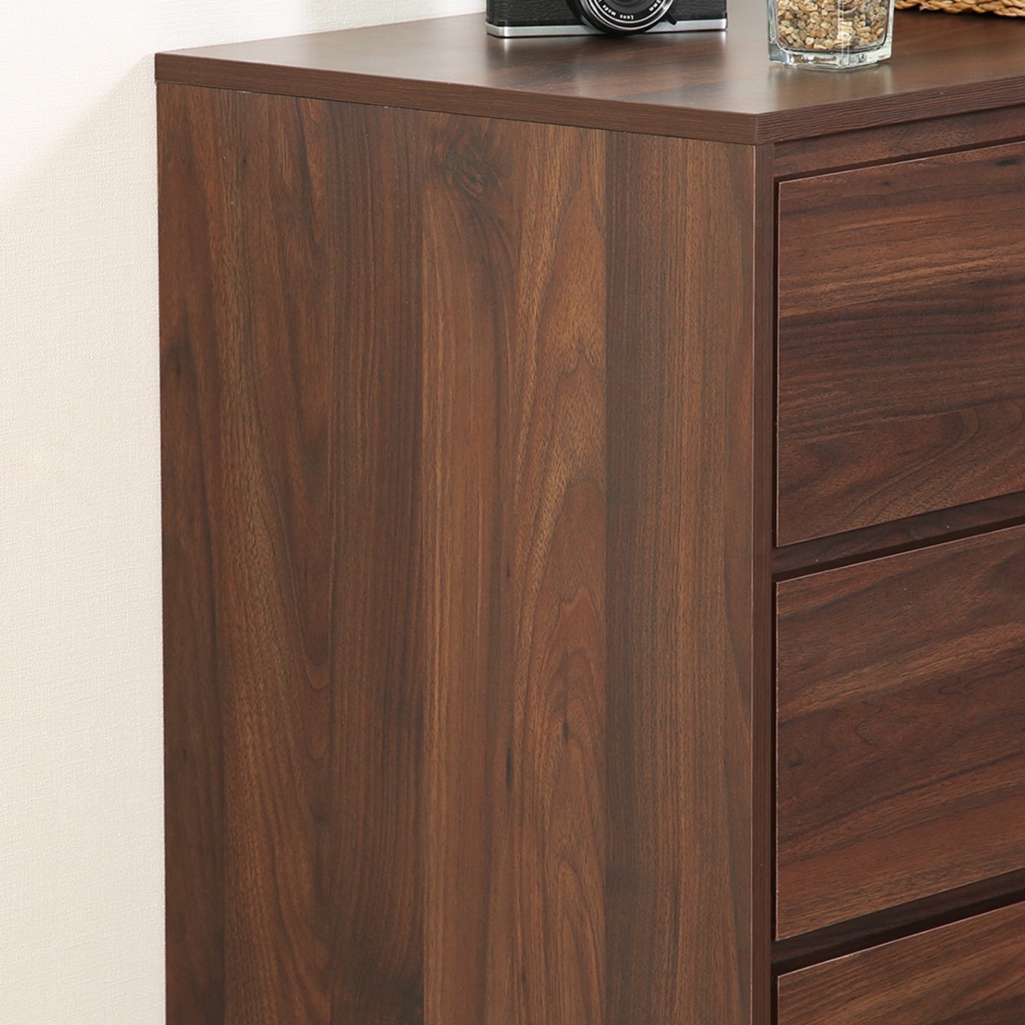 4段チェストウォルナットの本体側面部分を写している様子