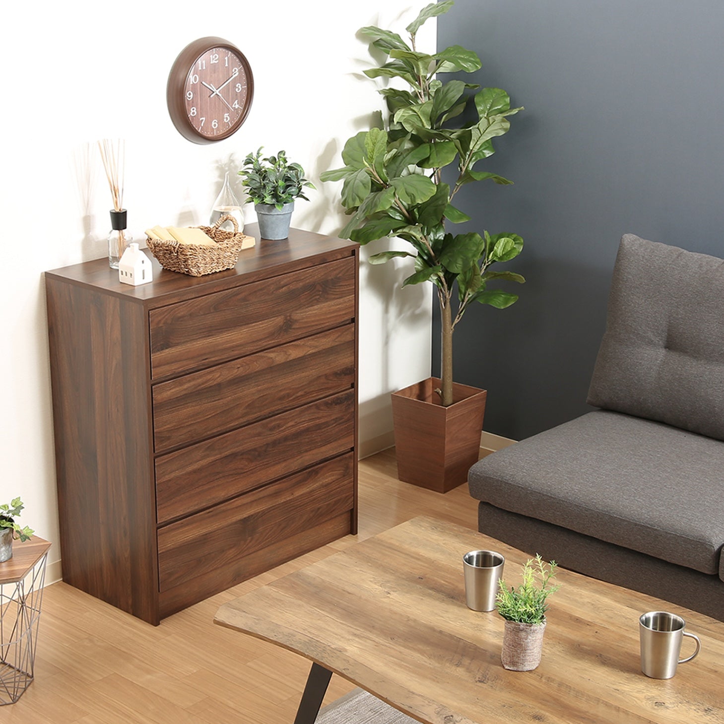 ソファサイドに4段チェストウォルナットが置いてある様子