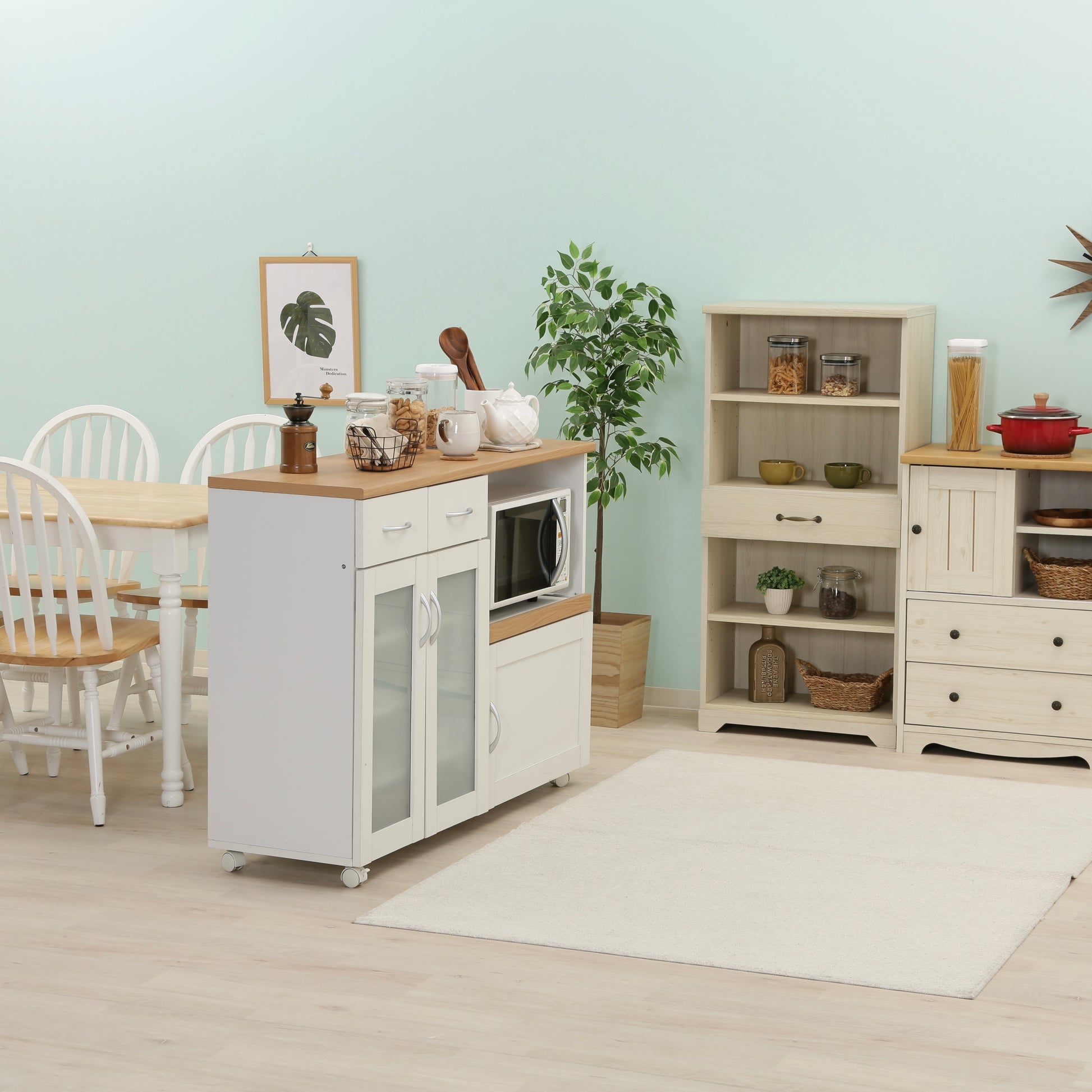 リビングに置かれ間仕切りとして使われているキッチンカウンター