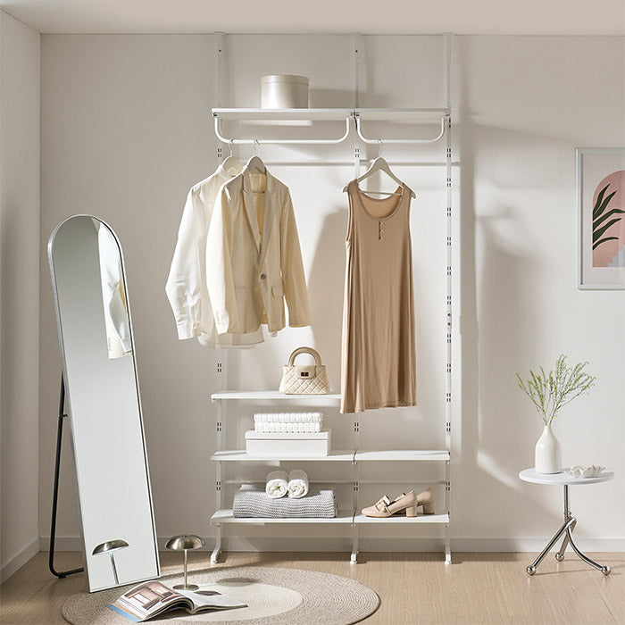 白いモジュラーラックで調整可能な棚とハンガーロッドを備えたroomnhomeエルパ突っ張りカスタムシェルフ