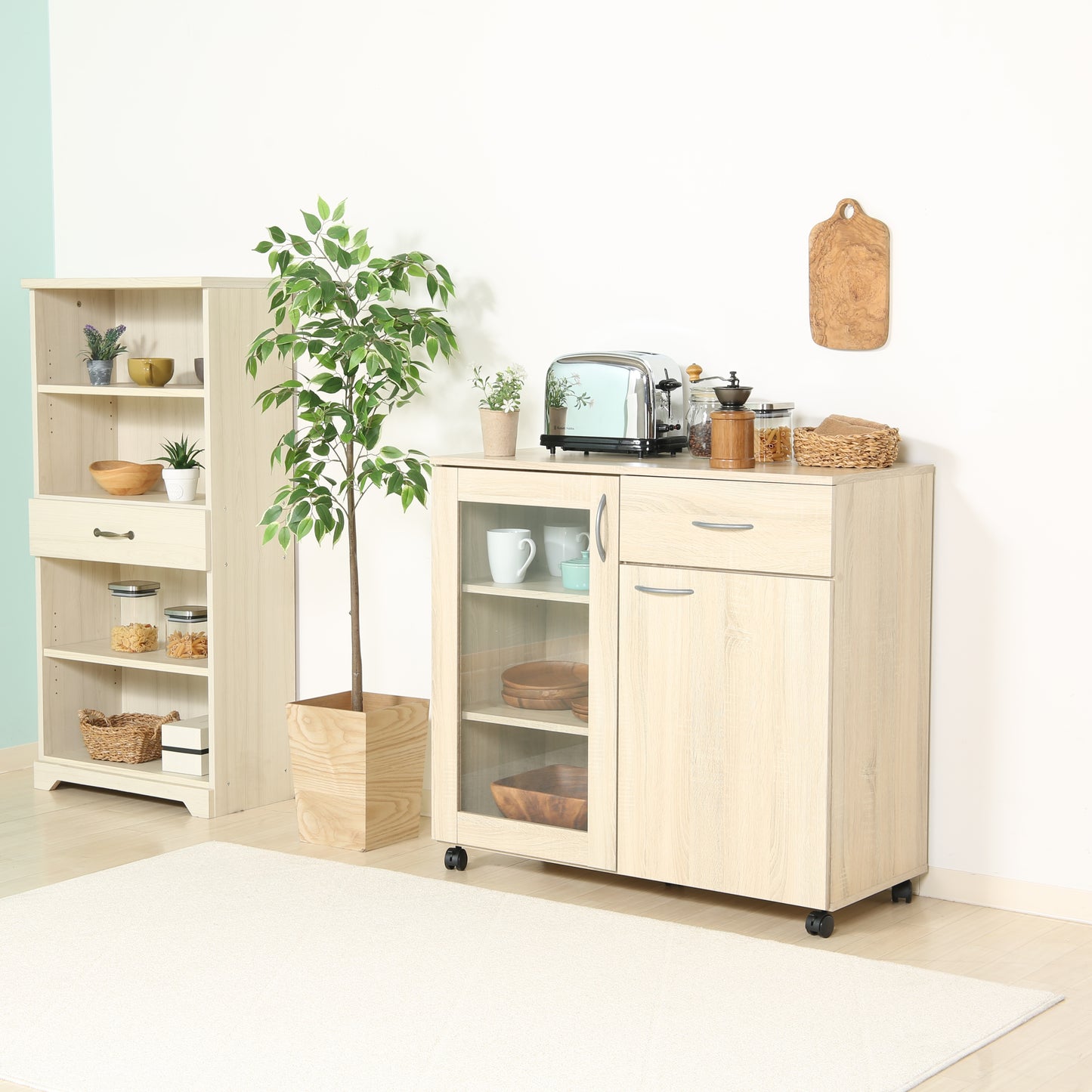 ナチュラルウッドカラーのキッチン収納がキッチンに置いてある写真