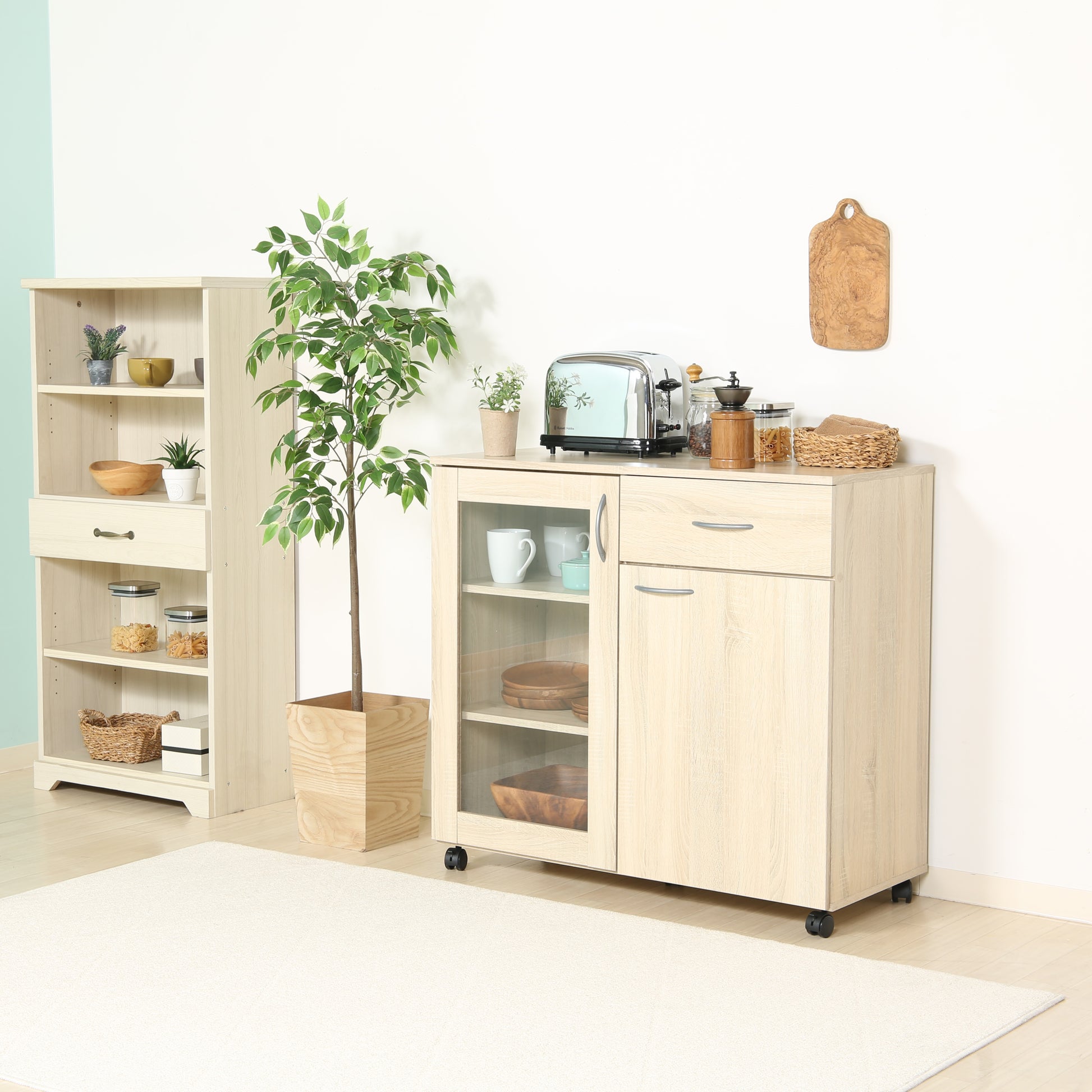 ナチュラルウッドカラーのキッチン収納がキッチンに置いてある写真