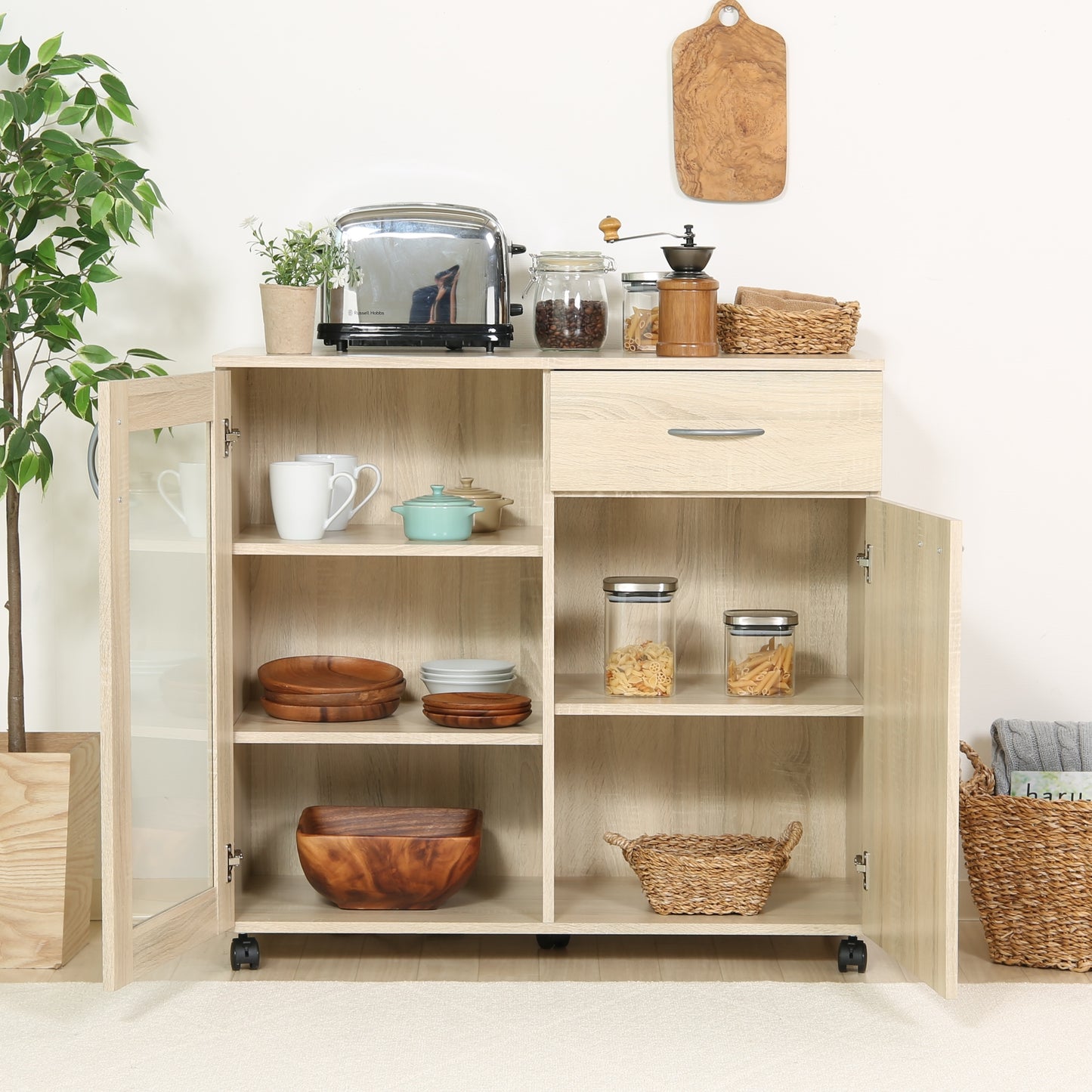 ナチュラルウッドカラーのキッチン収納がキッチンに置いてある写真