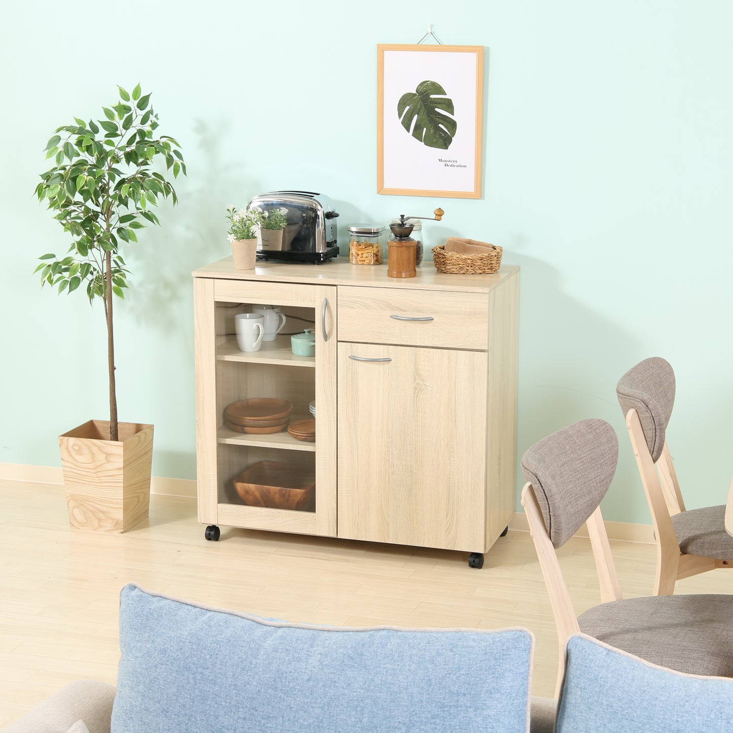 ナチュラルウッドカラーのキッチン収納が部屋に置いてある写真