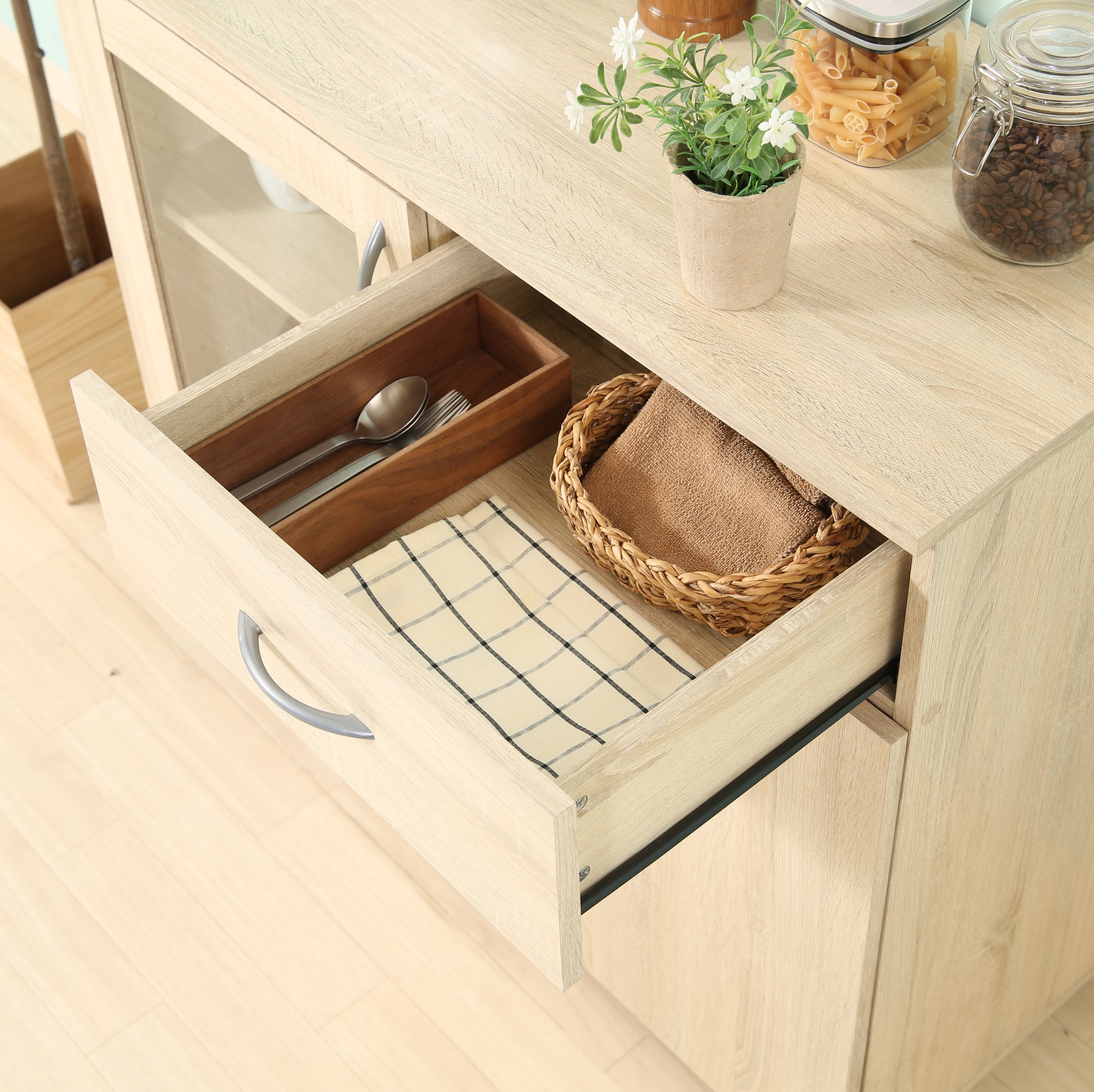 ナチュラルウッドカラーのキッチン収納の引き出し部分のアップ写真