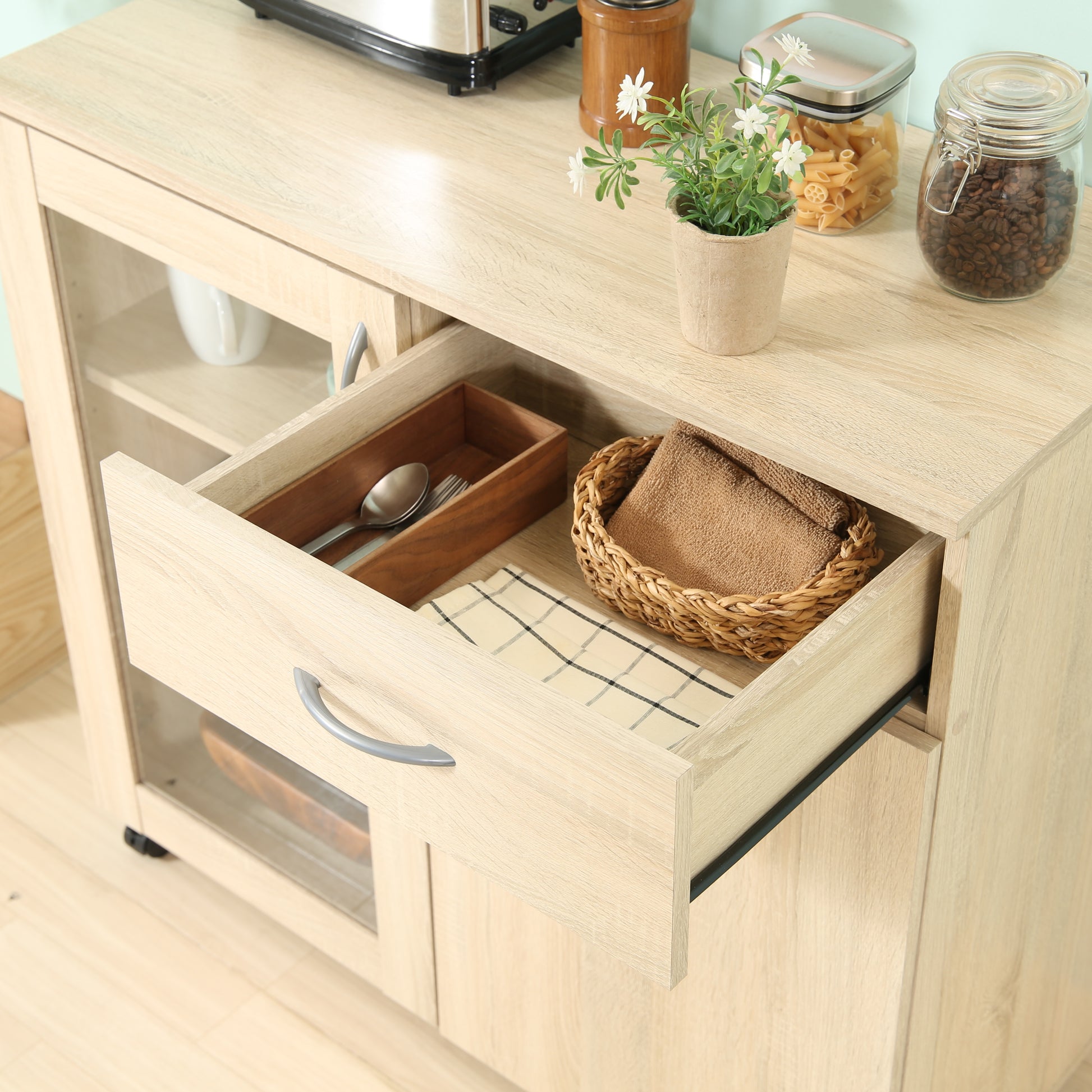 ナチュラルウッドカラーのキッチン収納の引き出し部分をアップにした写真