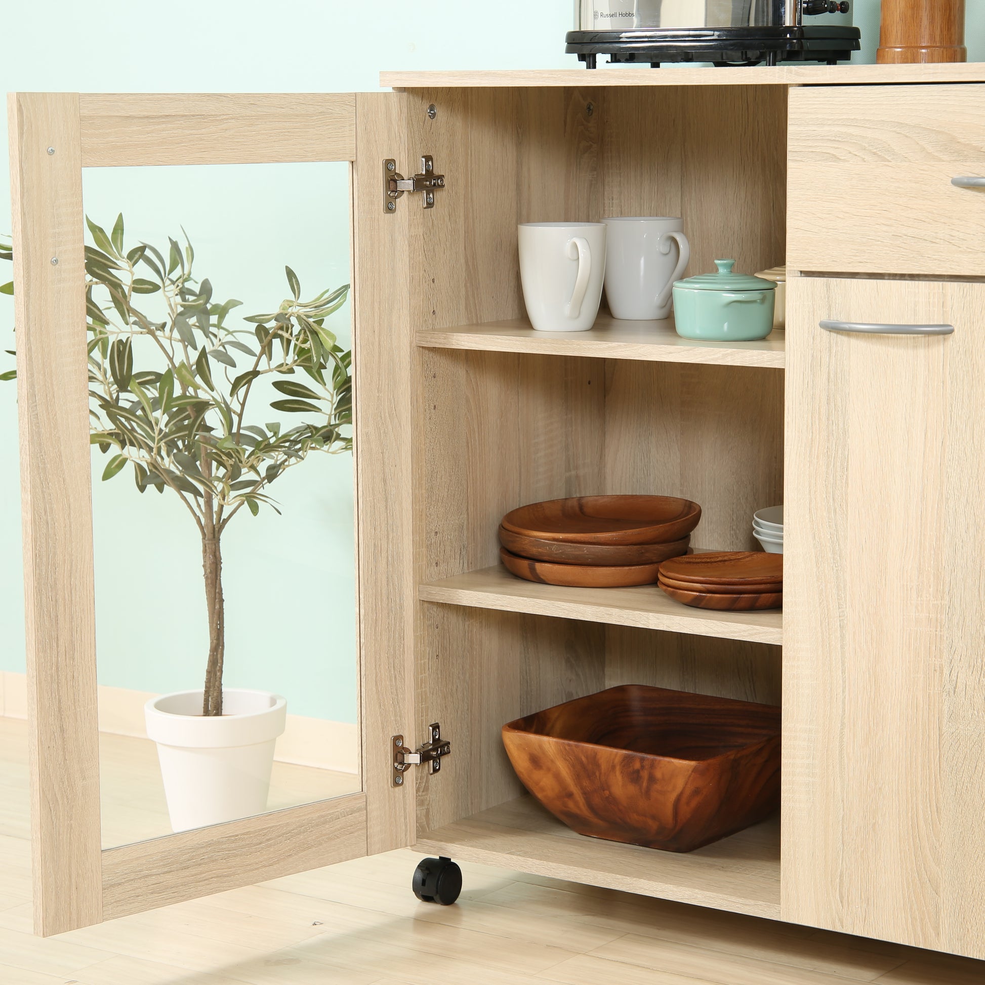 ナチュラルウッドカラーのキッチン収納の収納扉を開けて中身の食器やコップが見える写真