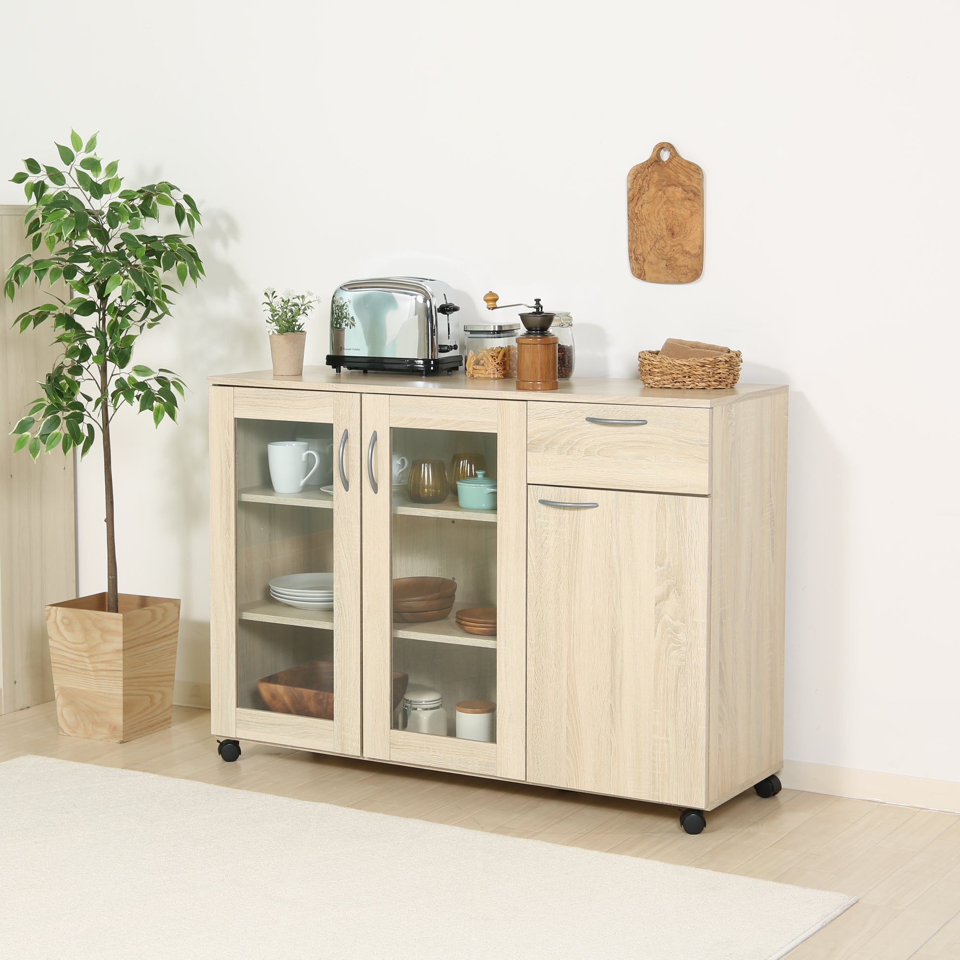 ナチュラルウッドカラーのキッチン収納がキッチンに置いてある写真