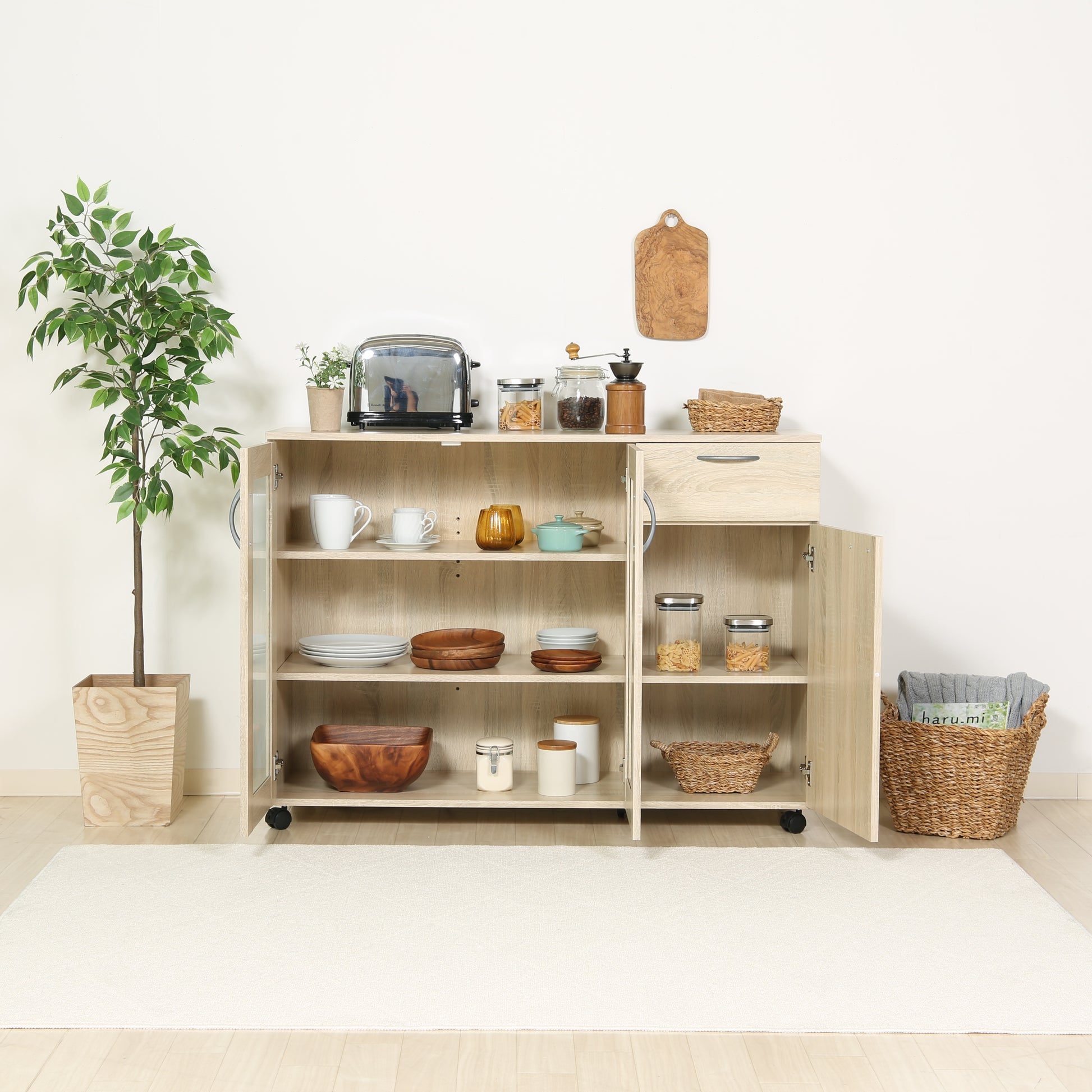 ナチュラルウッドカラーのキッチン収納がキッチンに置いてある写真