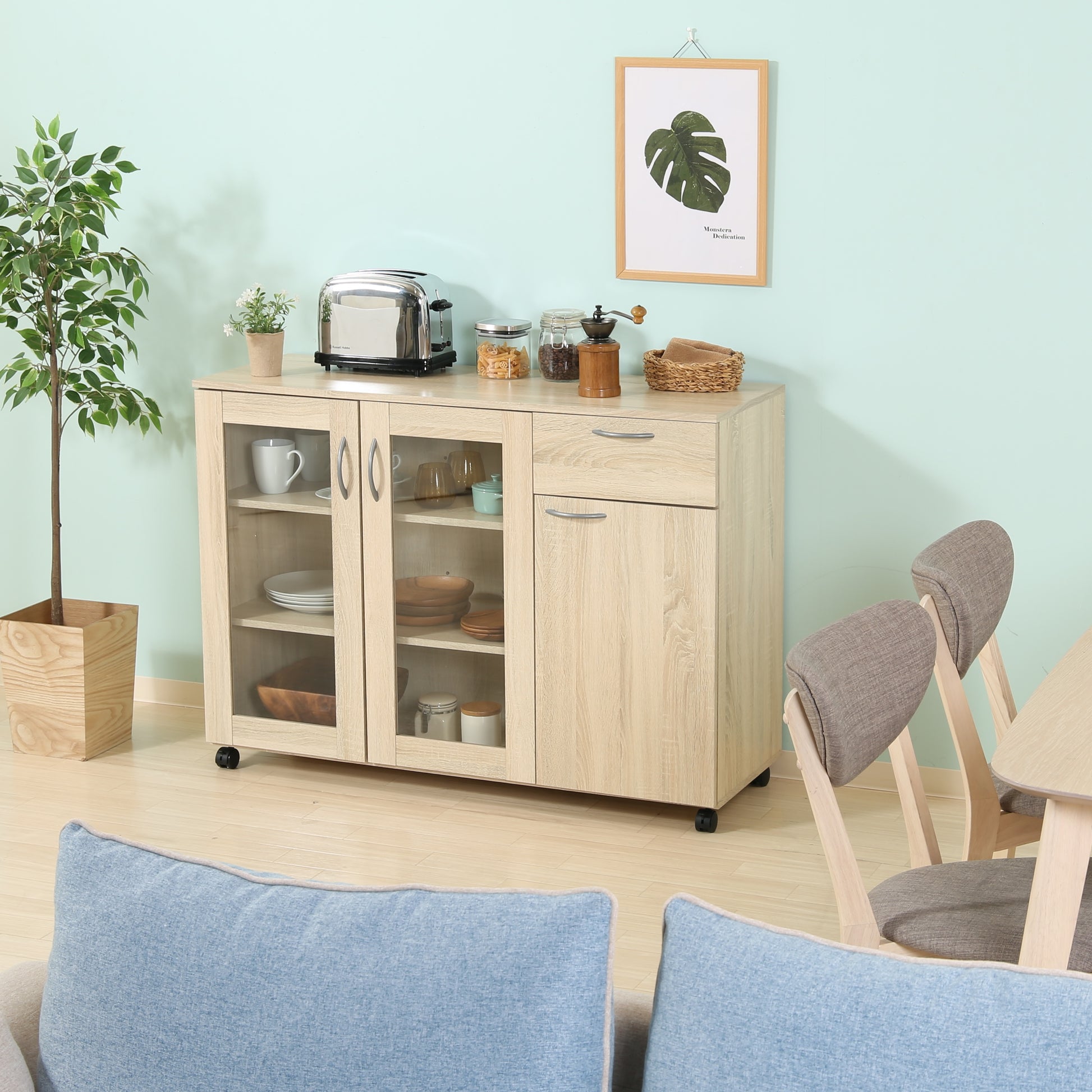 ナチュラルウッドカラーのキッチン収納が部屋に置いてある写真