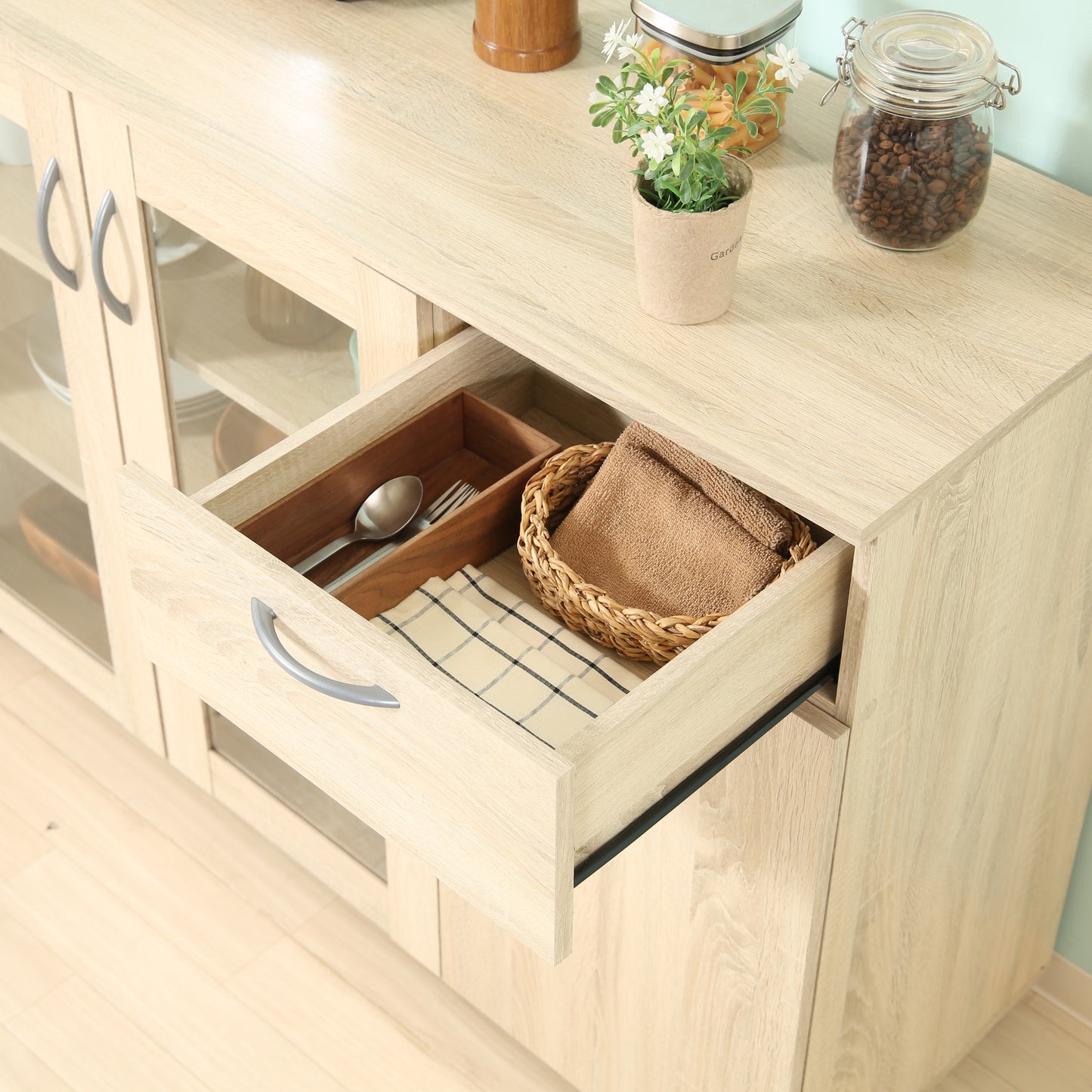 ナチュラルウッドカラーのキッチン収納の引き出し部分をアップにした写真
