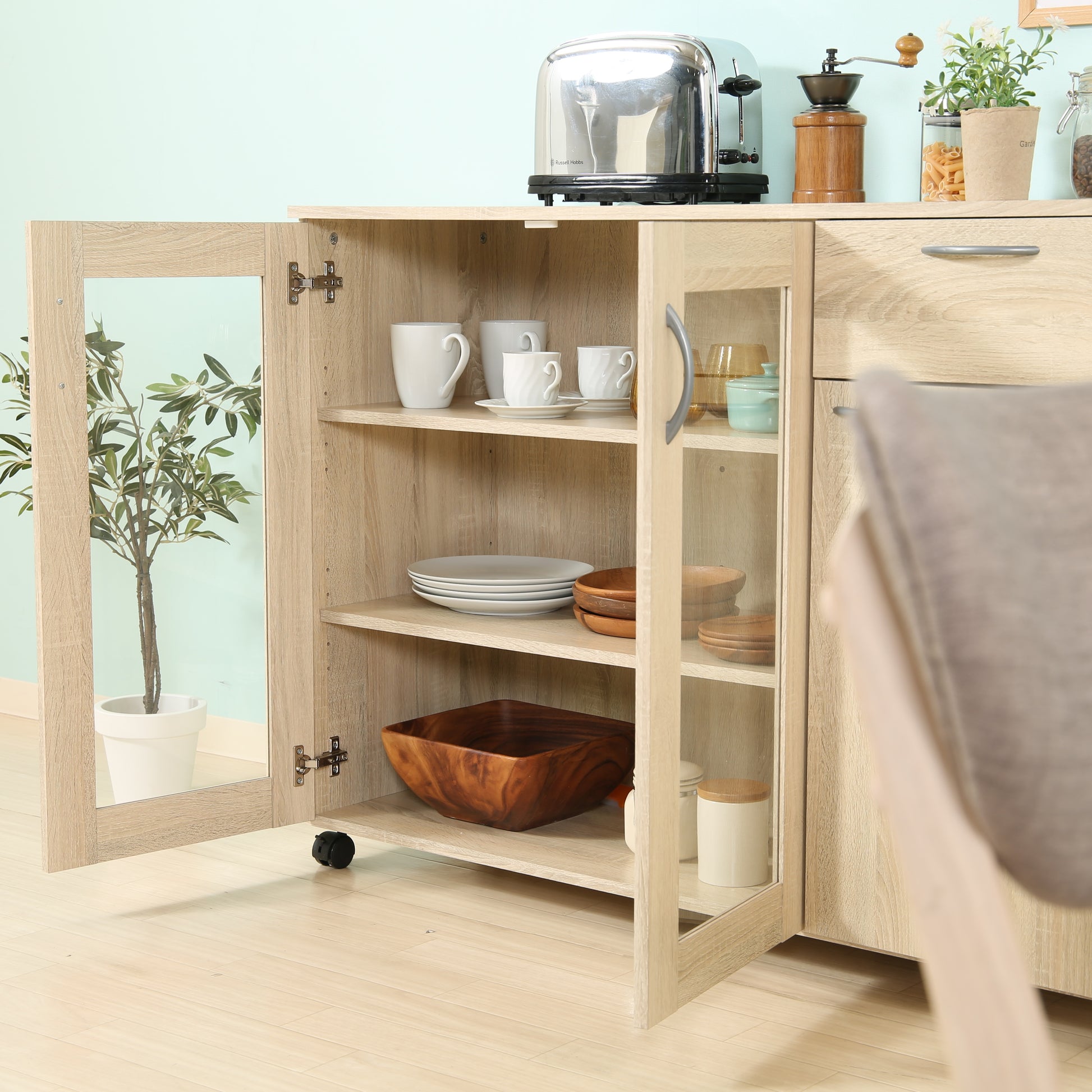 ナチュラルウッドカラーのキッチン収納がキッチンに置いてある写真