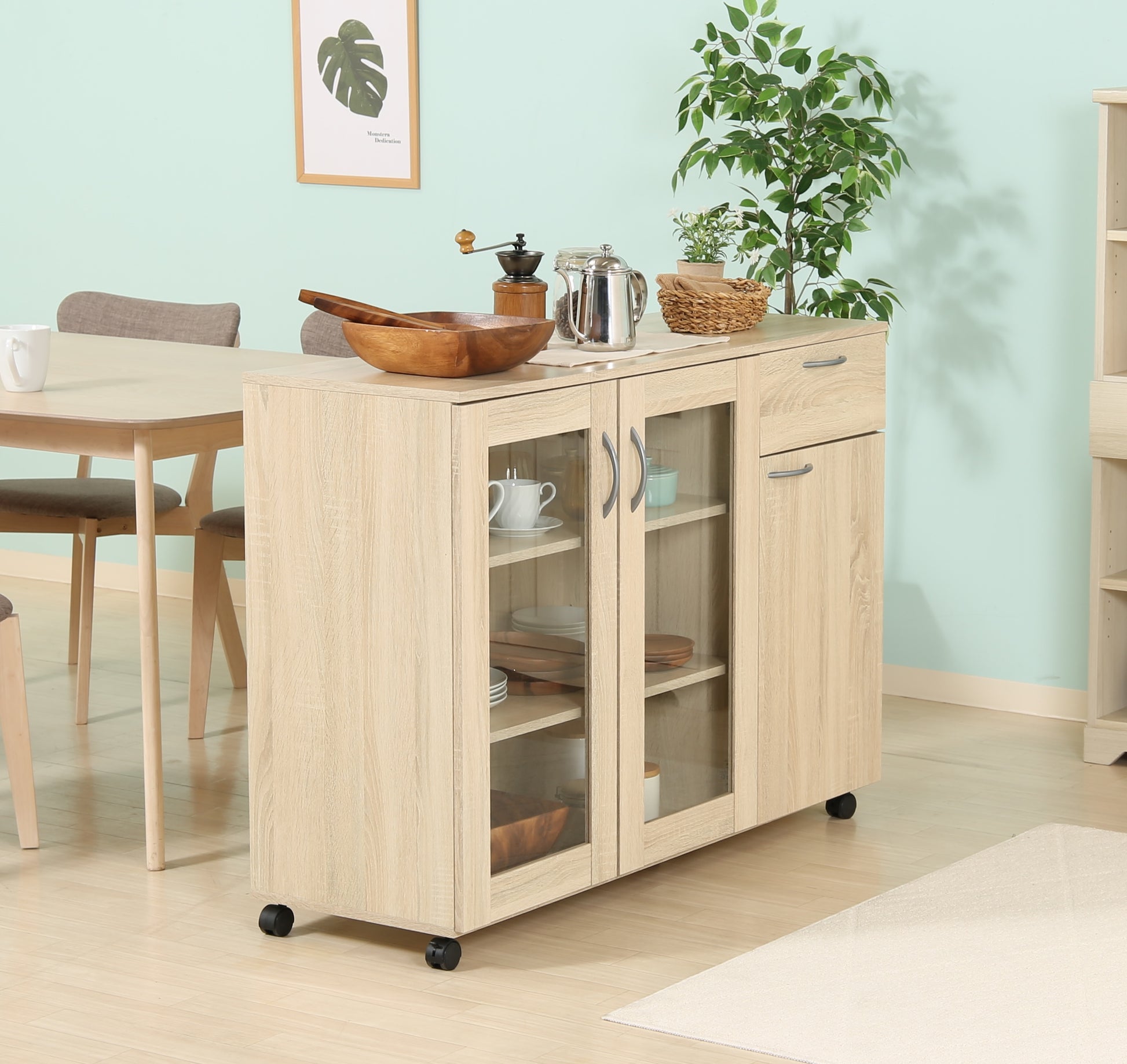 ナチュラルウッドカラーのキッチン収納が部屋に置いてある写真