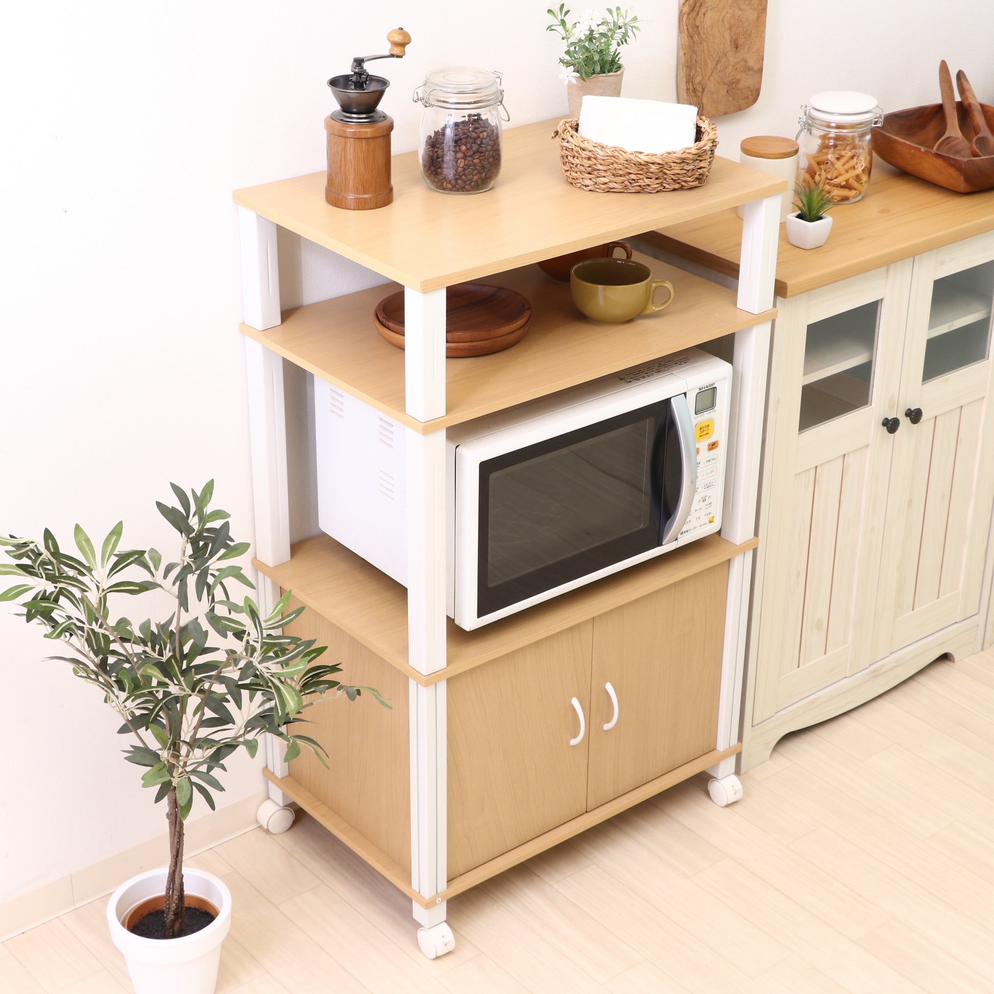 ナチュラルウッドカラーのキッチンシェルフを部屋で活用している様子