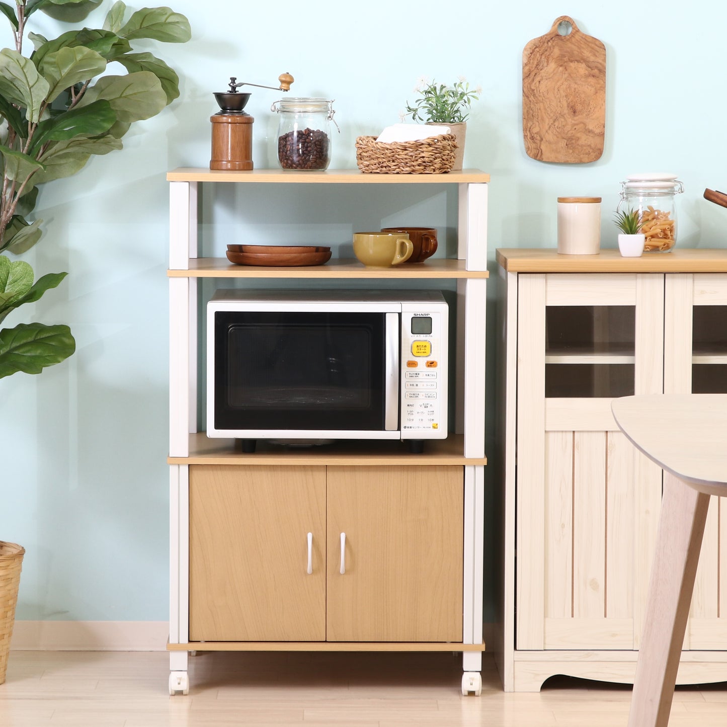 ナチュラルウッドカラーのキッチンシェルフを部屋で活用している様子