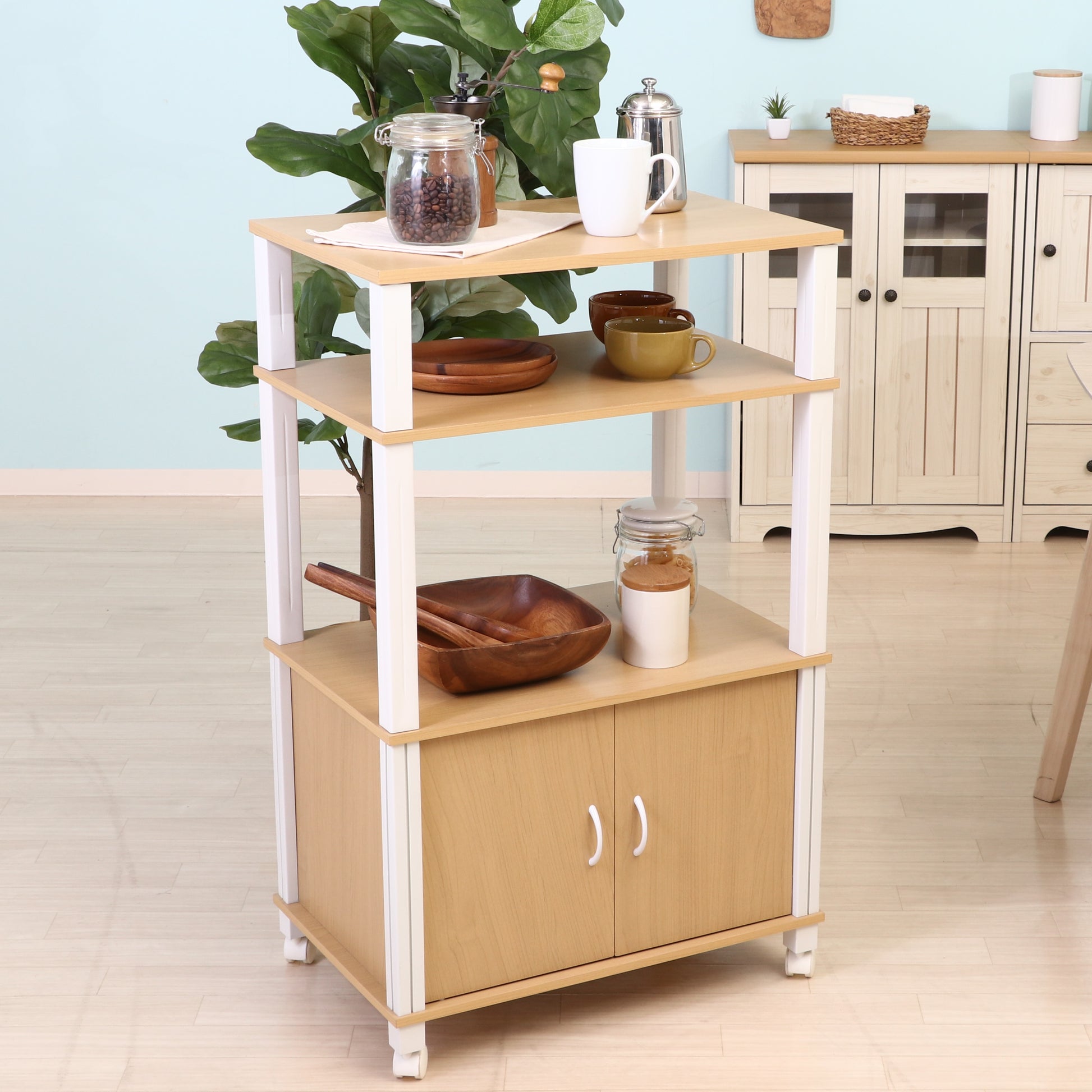 ナチュラルウッドカラーのキッチンシェルフを部屋で活用している様子