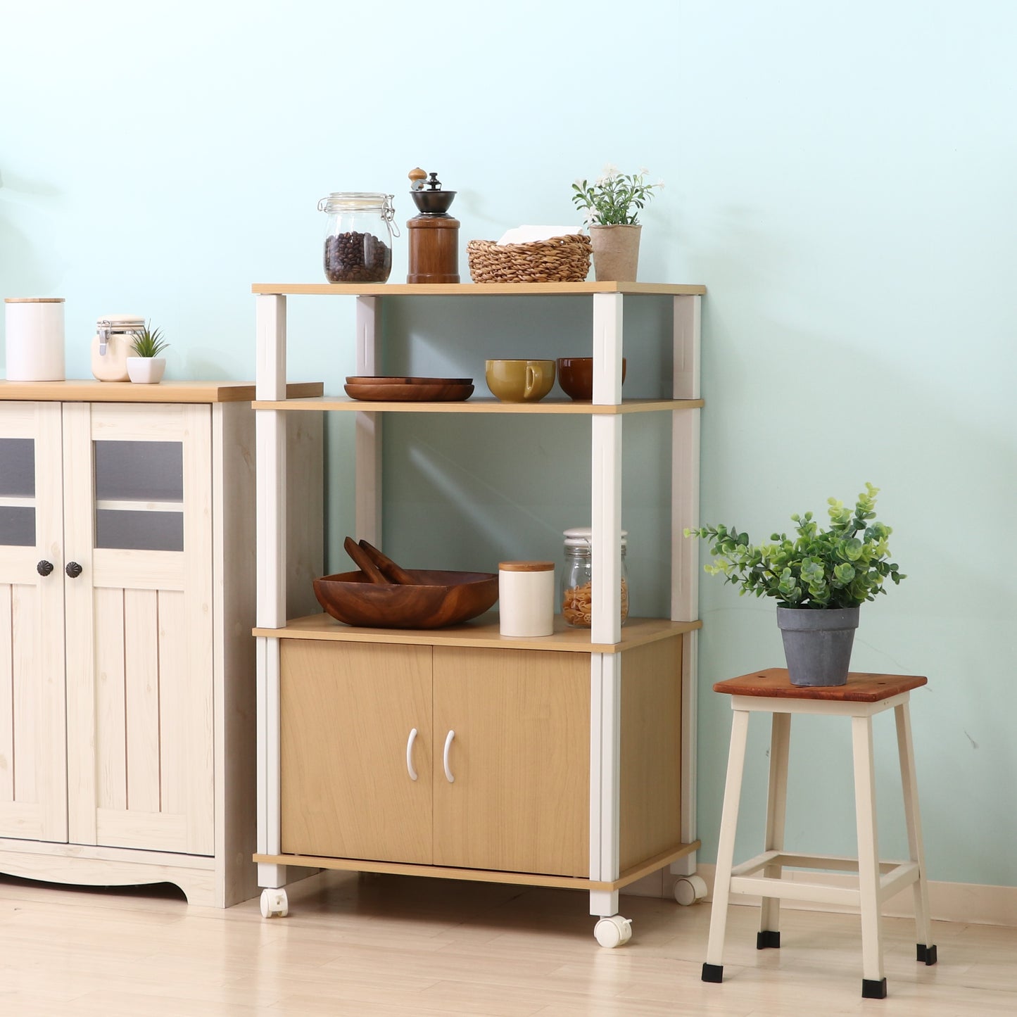 ナチュラルウッドカラーのキッチンシェルフを部屋で活用している様子