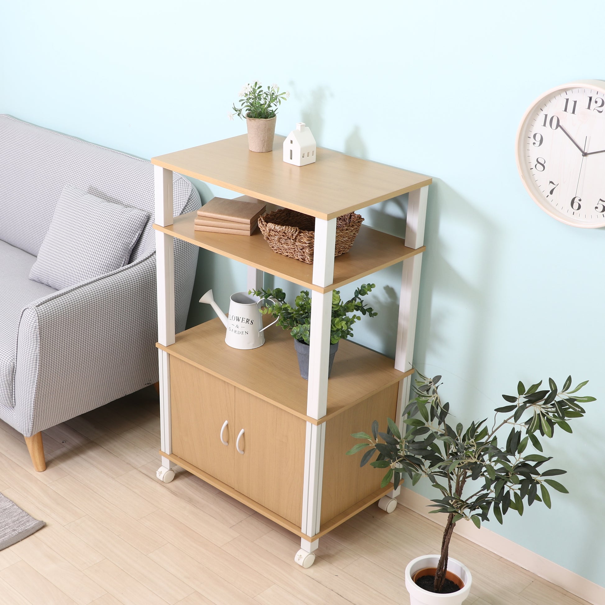 ナチュラルウッドカラーのシェルフを部屋で使っている様子