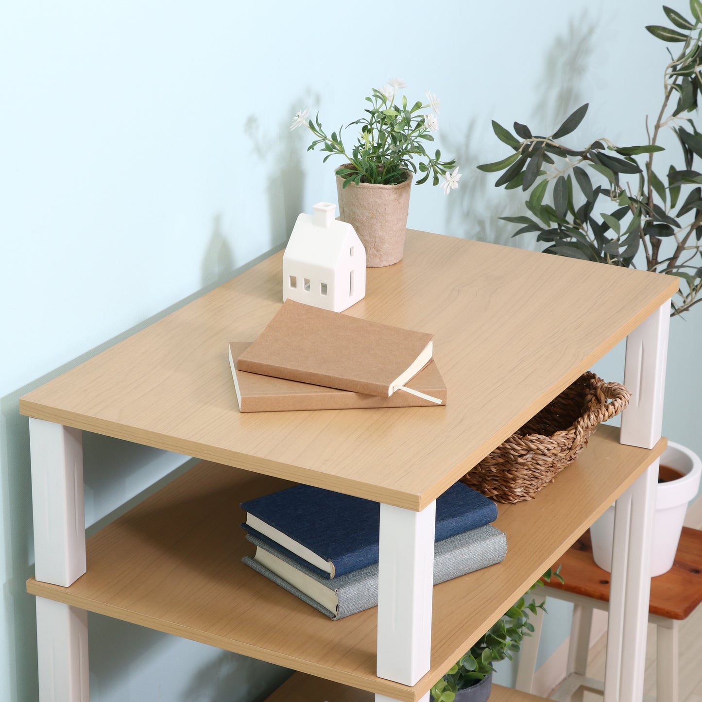 ナチュラルウッドカラーのキッチンシェルフを部屋で活用している様子