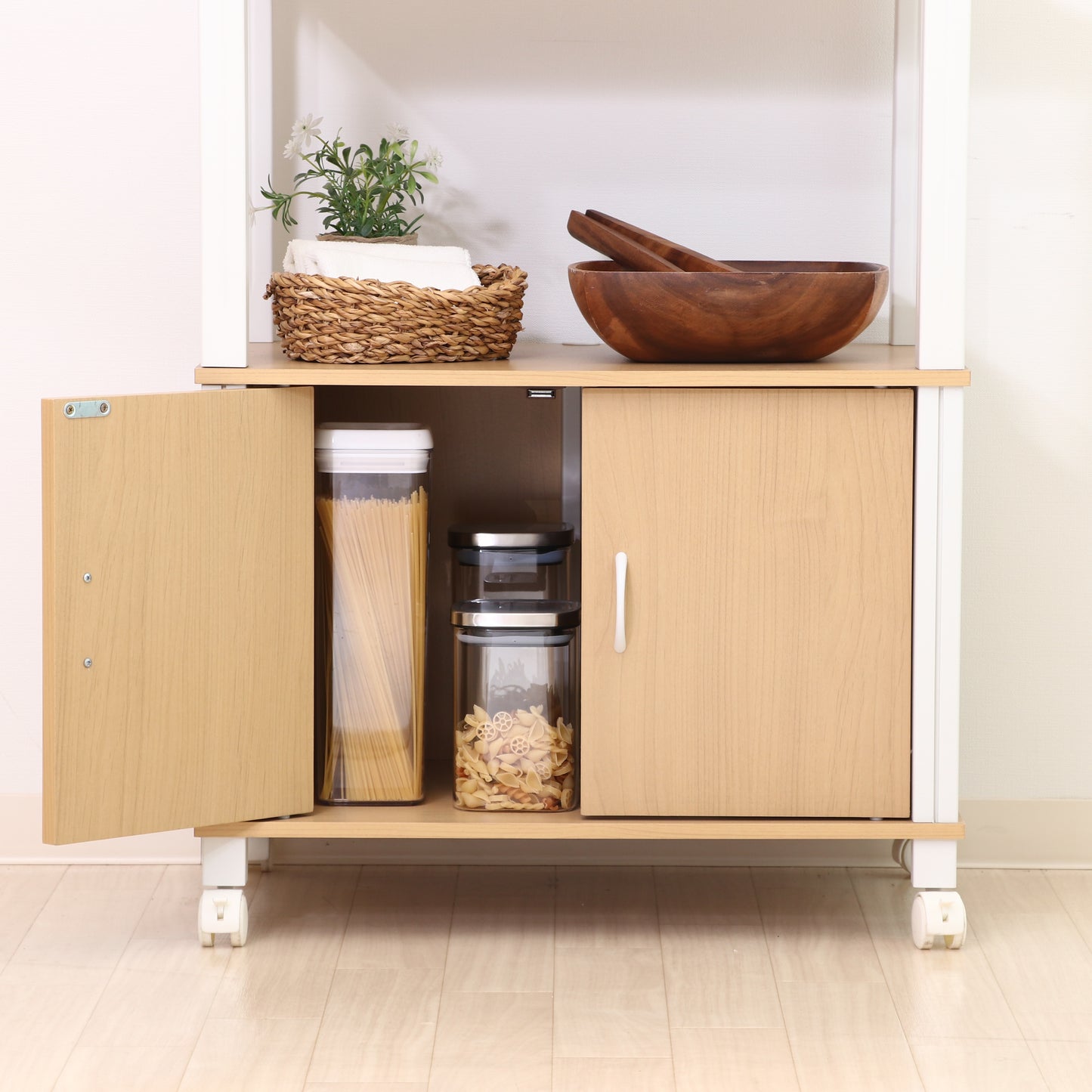 ナチュラルウッドカラーのキッチンシェルフを部屋で活用している様子