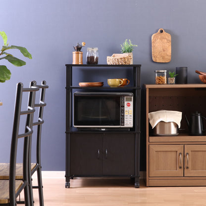 ブラックカラーのキッチンシェルフを部屋で活用している様子