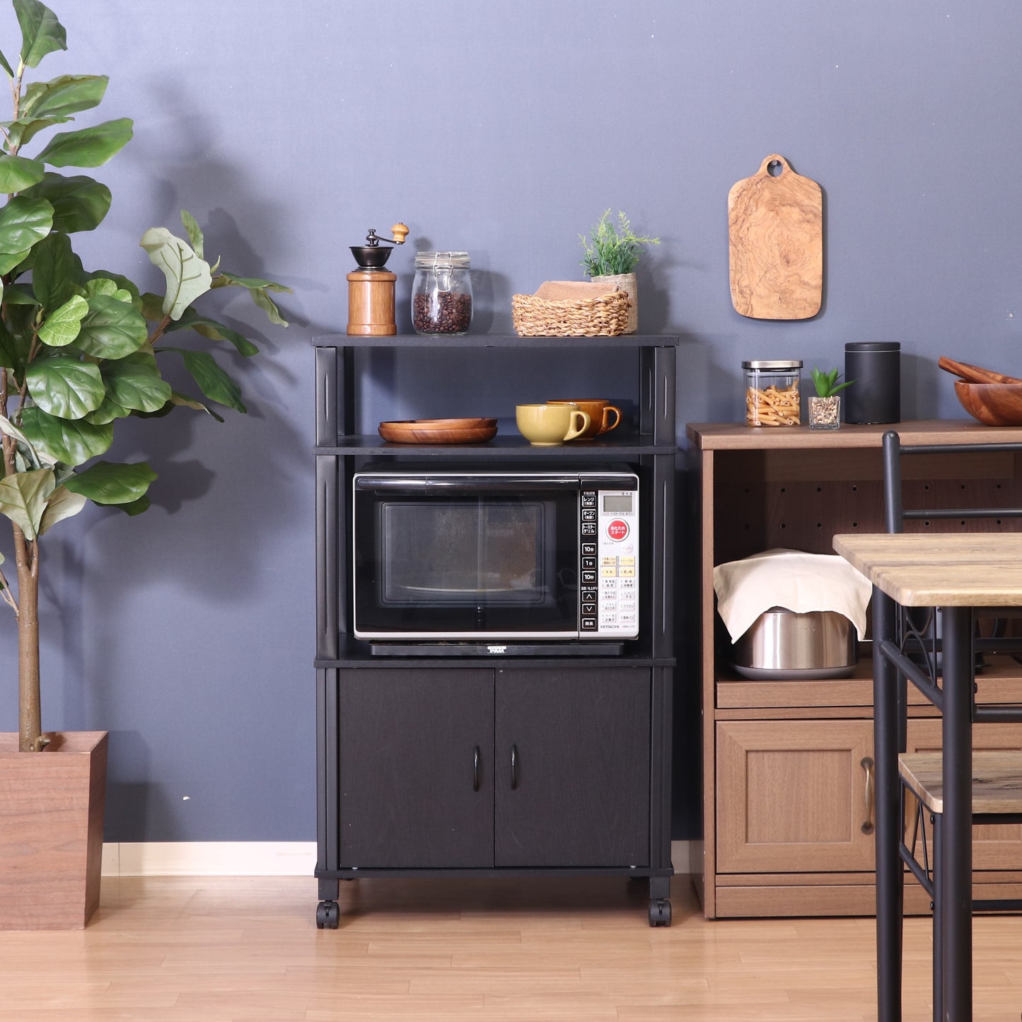 ブラックカラーのキッチンシェルフを部屋で活用している様子