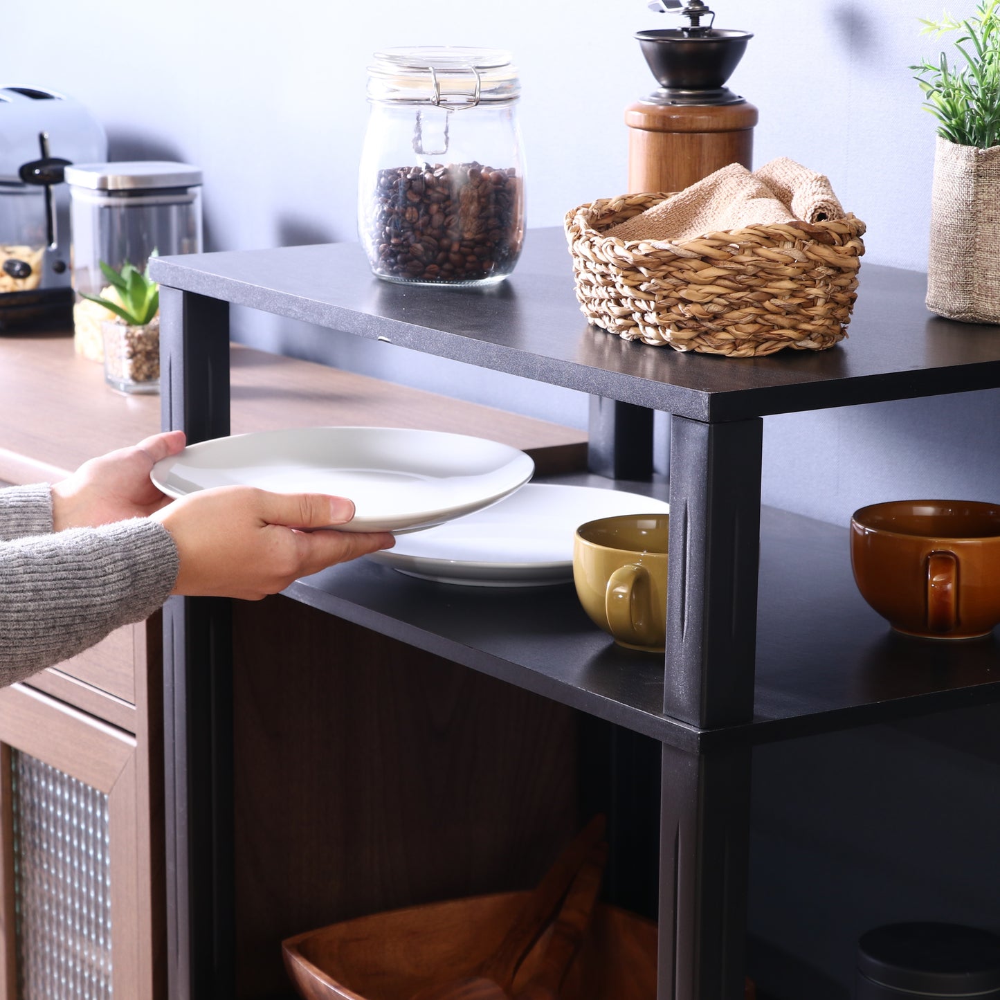 ブラックカラーのキッチンシェルフを部屋で活用している様子