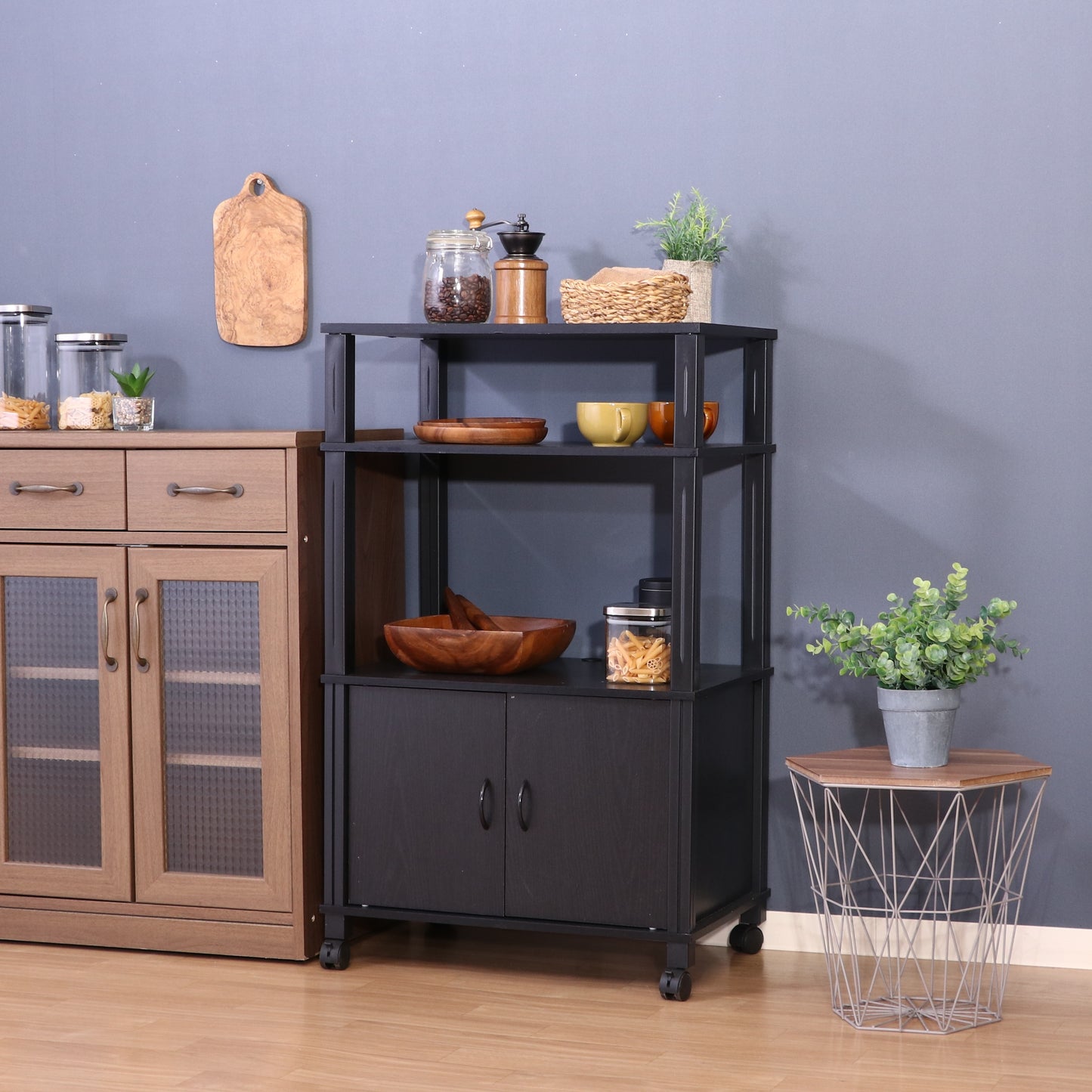 ブラックカラーのキッチンシェルフを部屋で活用している様子