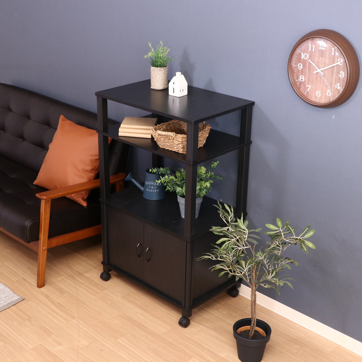 ブラックカラーのシェルフを部屋で使っている様子