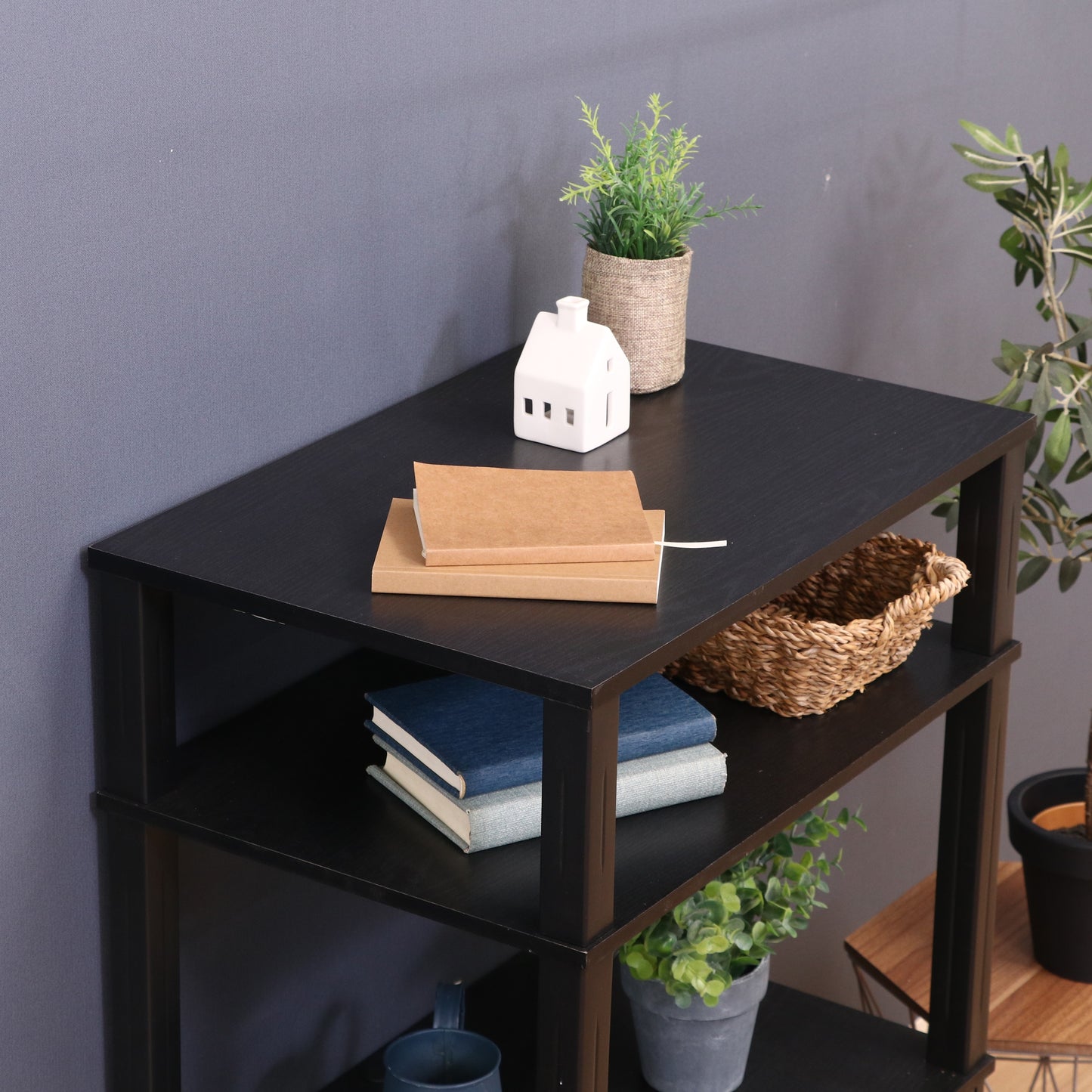 ブラックカラーのシェルフを部屋で活用している様子