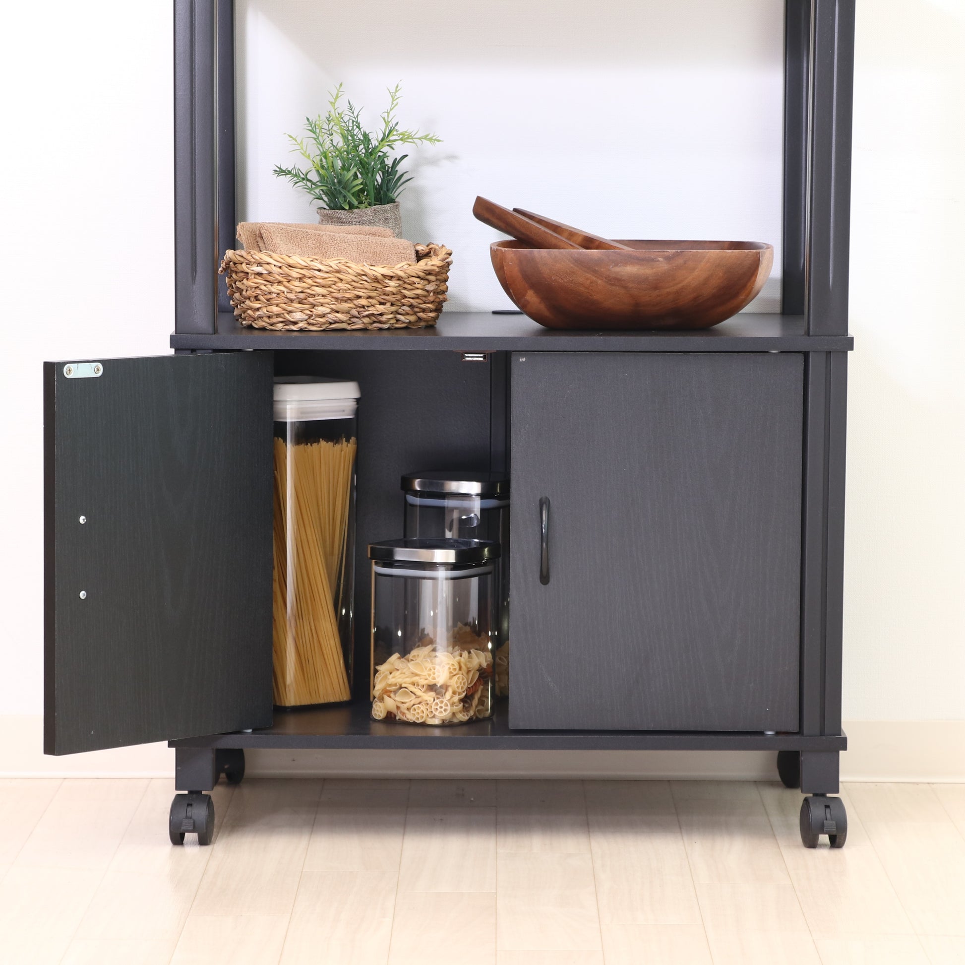 ブラックカラーのキッチンシェルフの戸棚部分のアップ