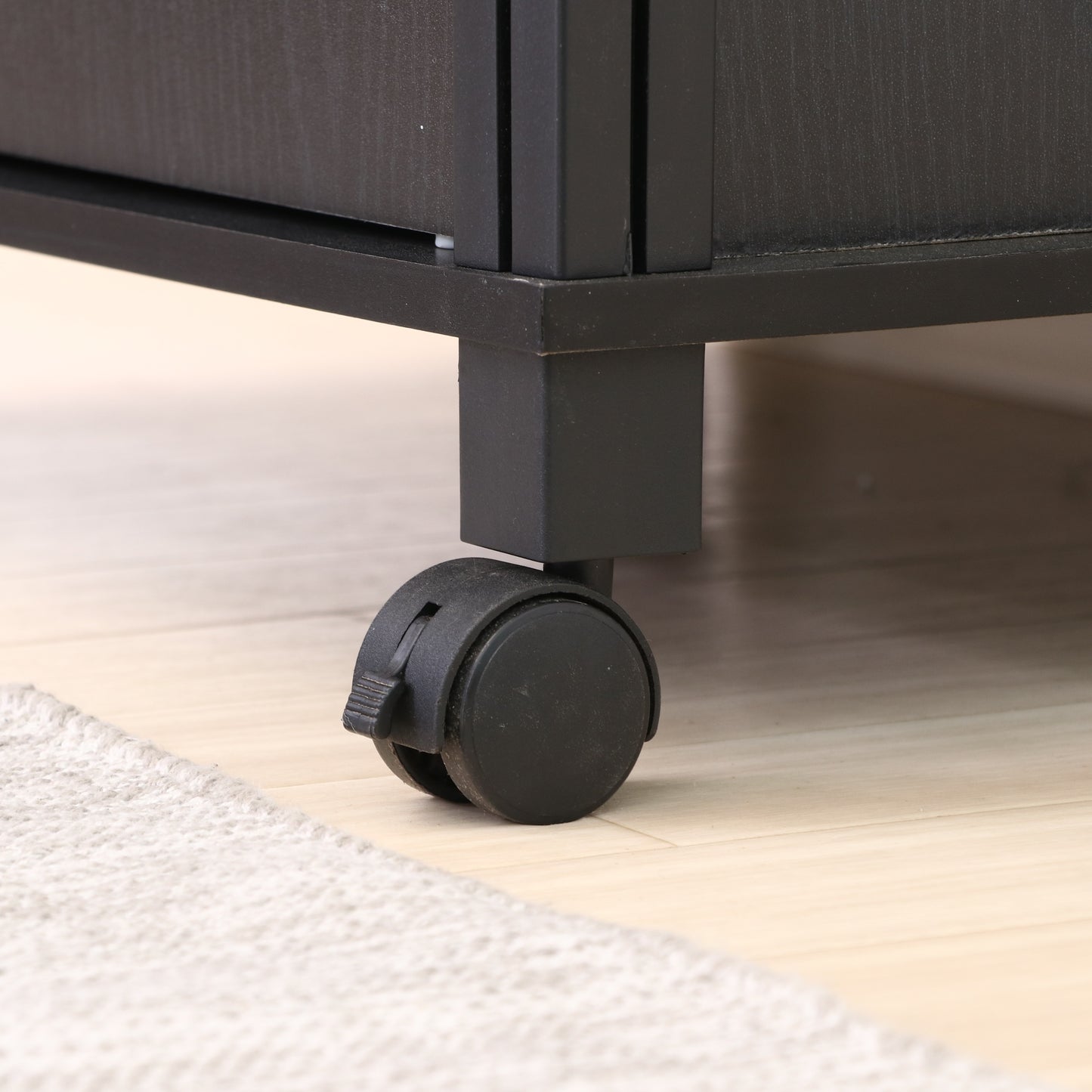 ブラックカラーのキッチンシェルフのキャスター部分のアップの写真