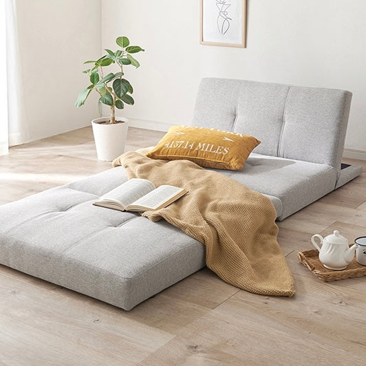 4wayで使えるリクライニング式のソファベッドがローベッドとして使われている様子