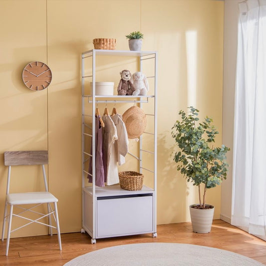 引き出し付きのホワイトカラーのハンガーラックが子供部屋に置かれている様子