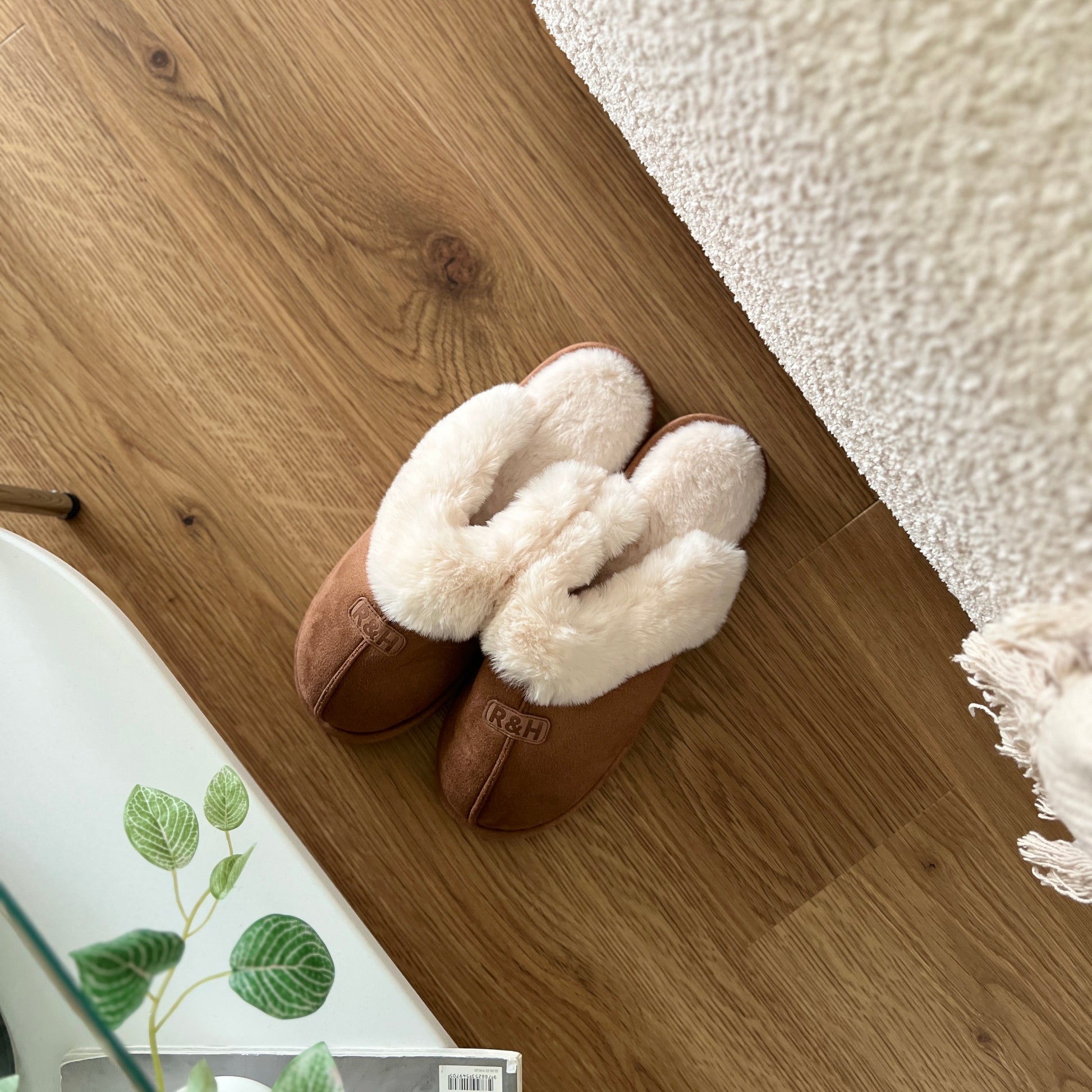 ブラウンのムートン調のファースリッパ